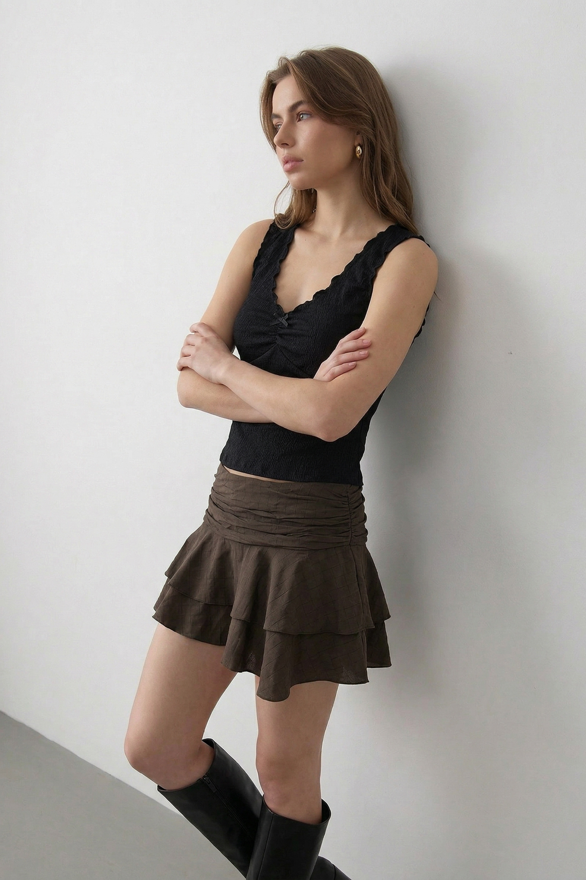 Trendyolmilla  Kahverengi Katlı Modal Mini İçi Şortlu Etek TWOSS26ET00101 - Görsel 3