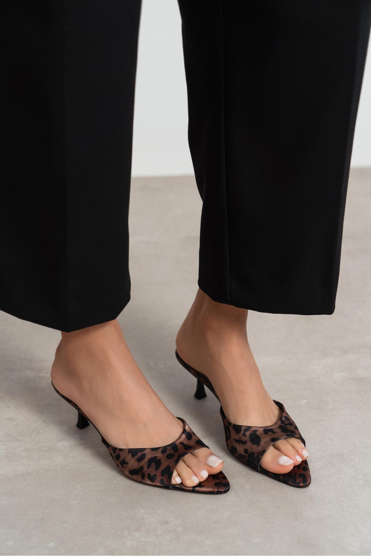 NİŞANTAŞI SHOES Promise Leo Saten Sivri Burun Kadın İnce Topuklu Terlik görsel 3