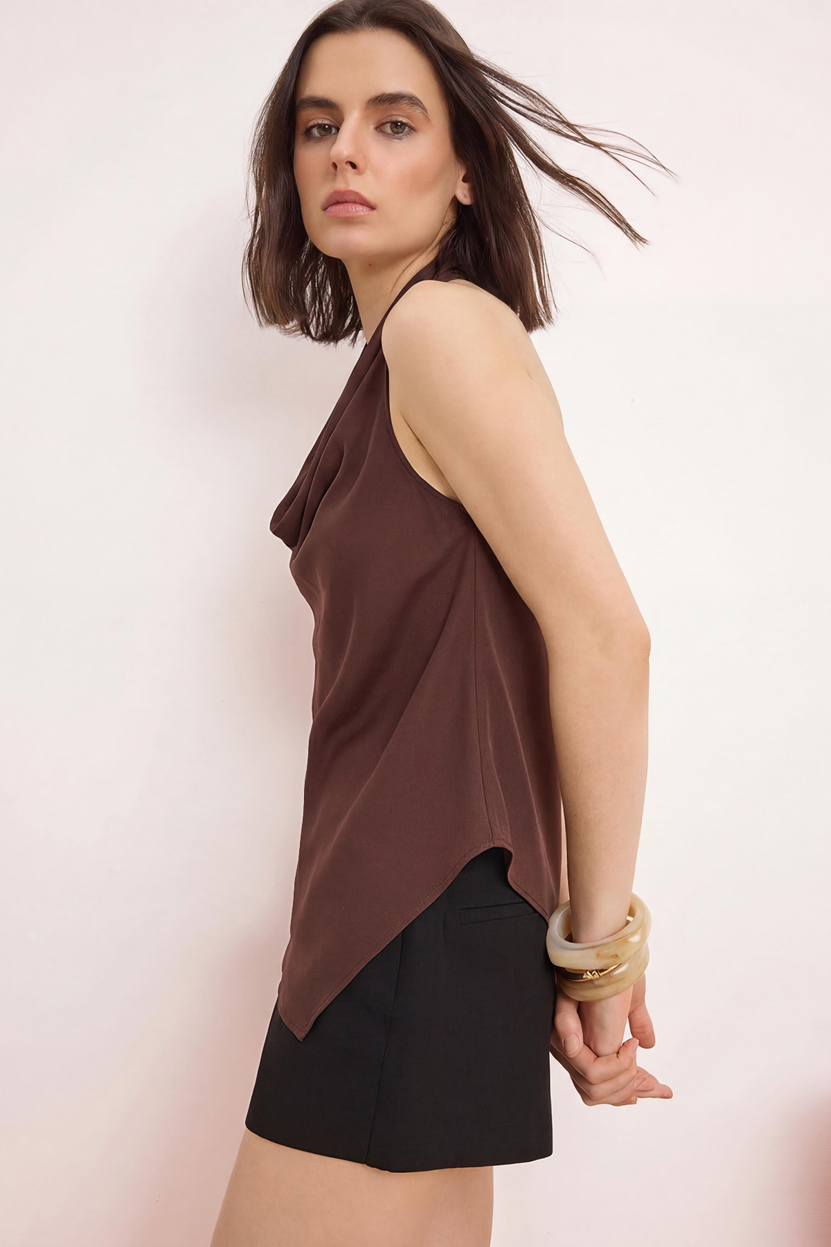 Trendyolmilla  Kahverengi Degaje Yaka Sırt Dekolteli Dokuma Krep Bluz TWOSS26BZ00408 - Görsel 3