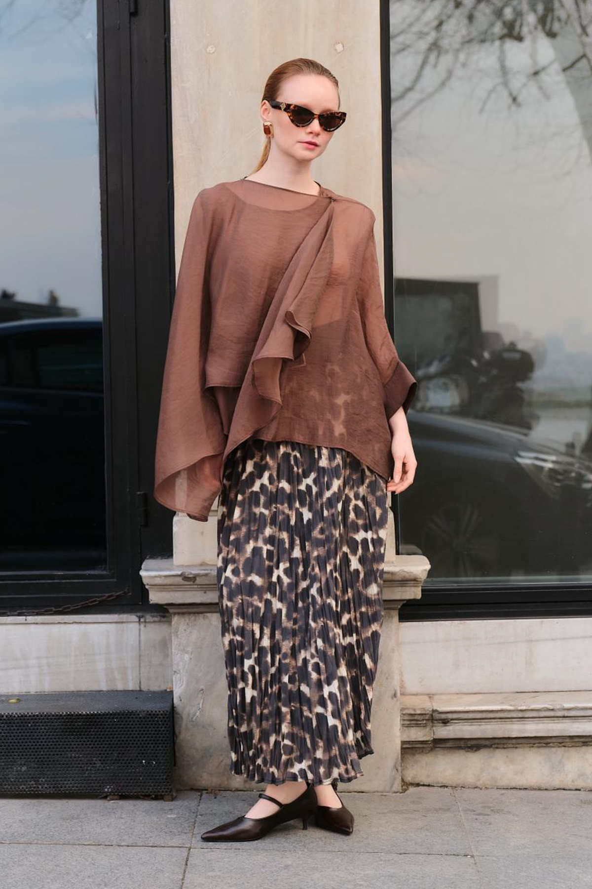 Trendyolmilla  Kahverengi Önü Düğme Detaylı Oversize İnce Dökümlü Dokuma Bluz TWOSS26BZ00653 - Görsel 2