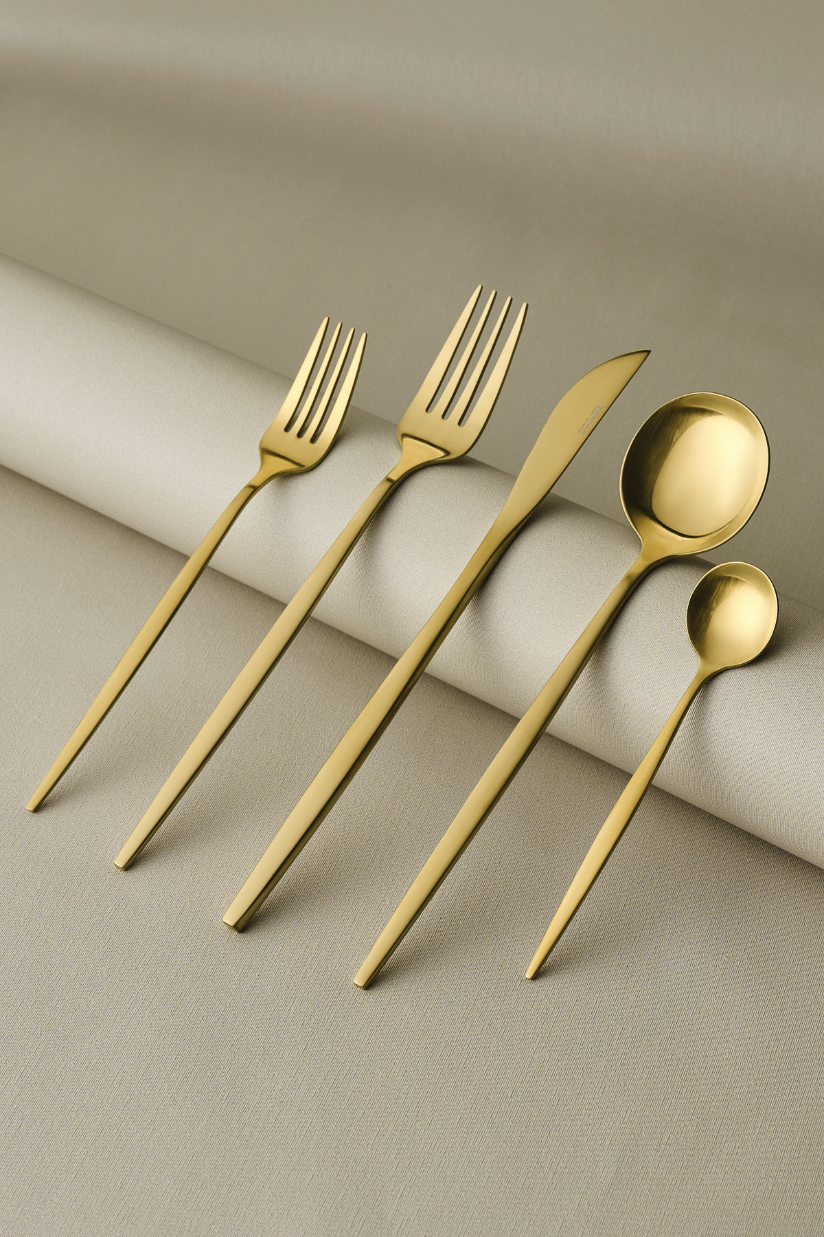 Karaca Orion Matte Gold 30dílná sada vidlička a lžíce pro 6 osob