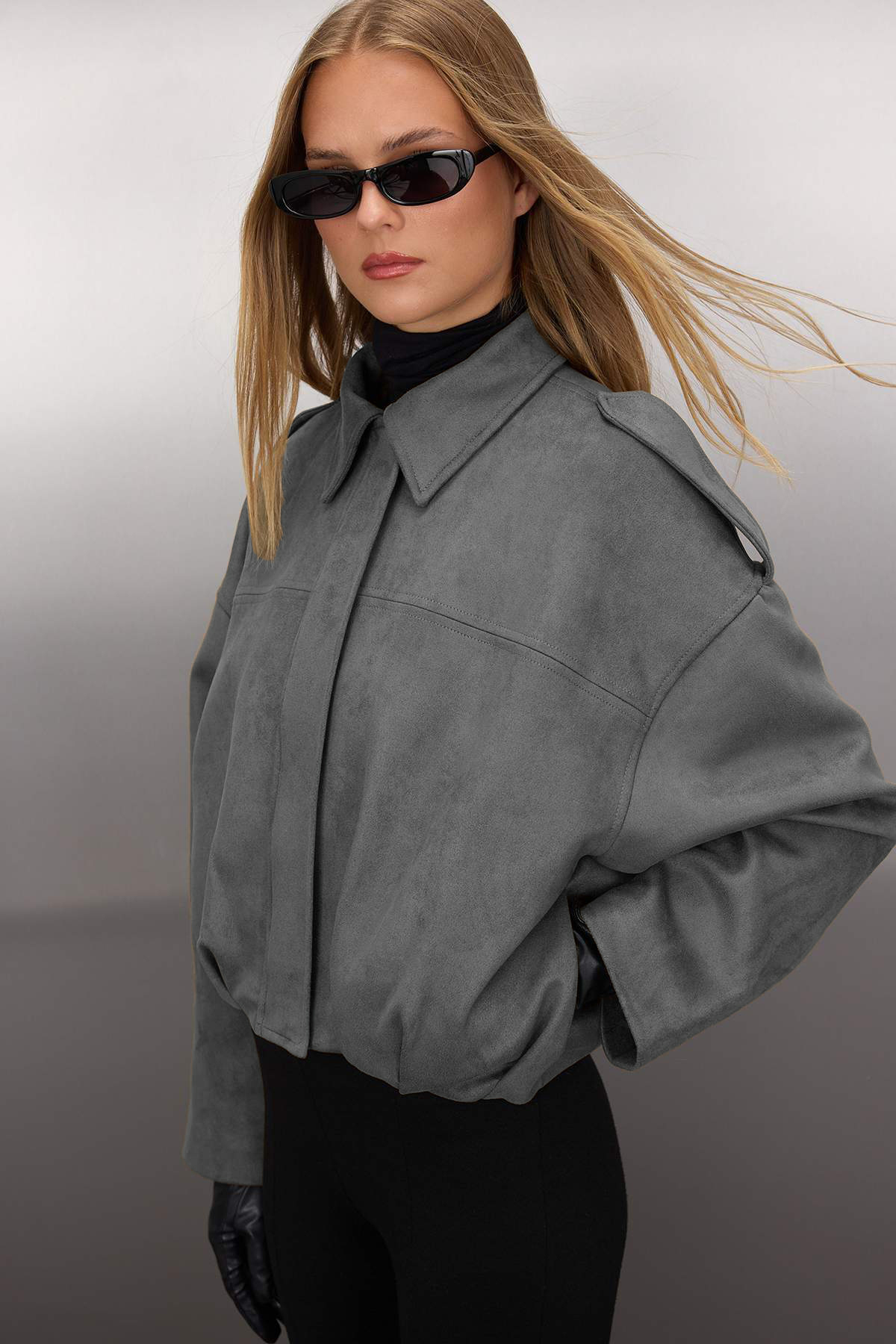 Trendyol Kollektion Anthrazitfarbene Oversize-Bomberjacke aus Wildleder TWOAW...