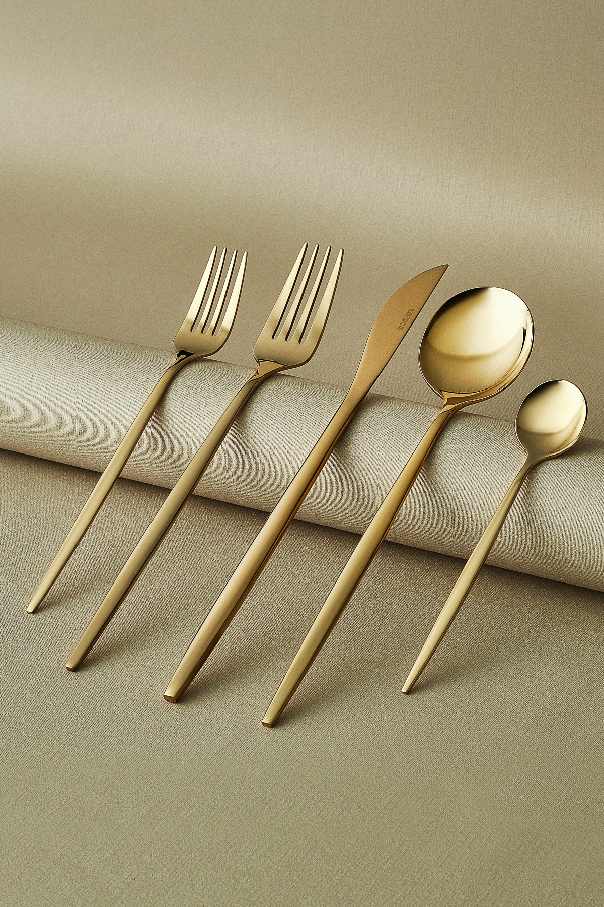 Karaca Orion Shiny Gold 30dílná sada vidlička a lžíce nůž pro 6 osob
