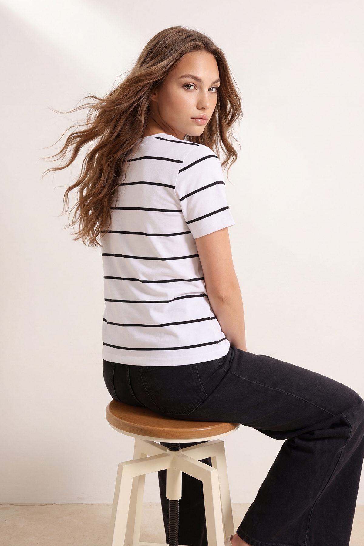 Trendyolmilla  Ekru Çizgili Regular/Normal Kalıp Kısa Kollu Tok %100 Pamuk Örme T-Shirt TWOSS26TS00049 - Görsel 3