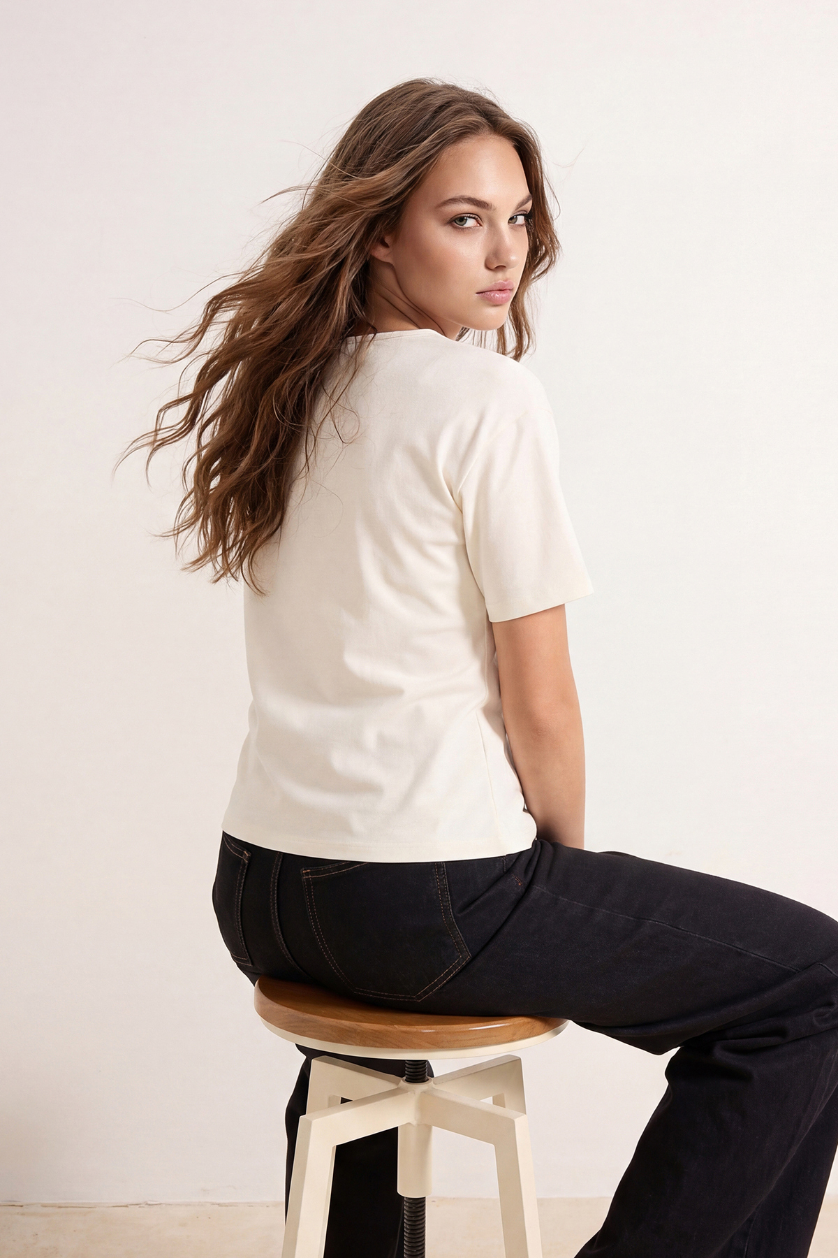 Trendyolmilla  Ekru Fitted/Vücuda Oturan Kayık Yaka Düşük Kol Kısa Kollu İnterlok Örme Bluz TWOSS26BZ00193 - Görsel 3