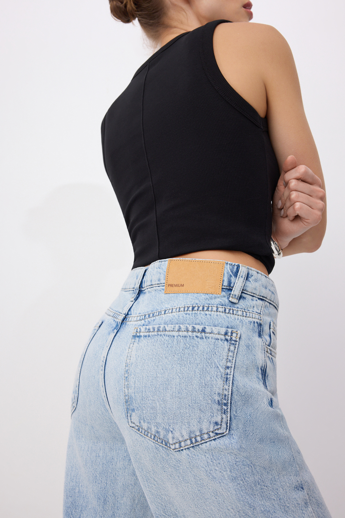 Trendyolmilla  Premium Mavi Özel Kumaş Normal Bel Uzun Boy %100 Pamuk LOOSE Wide Leg Jeans TWOSS26JE00132 - Görsel 4