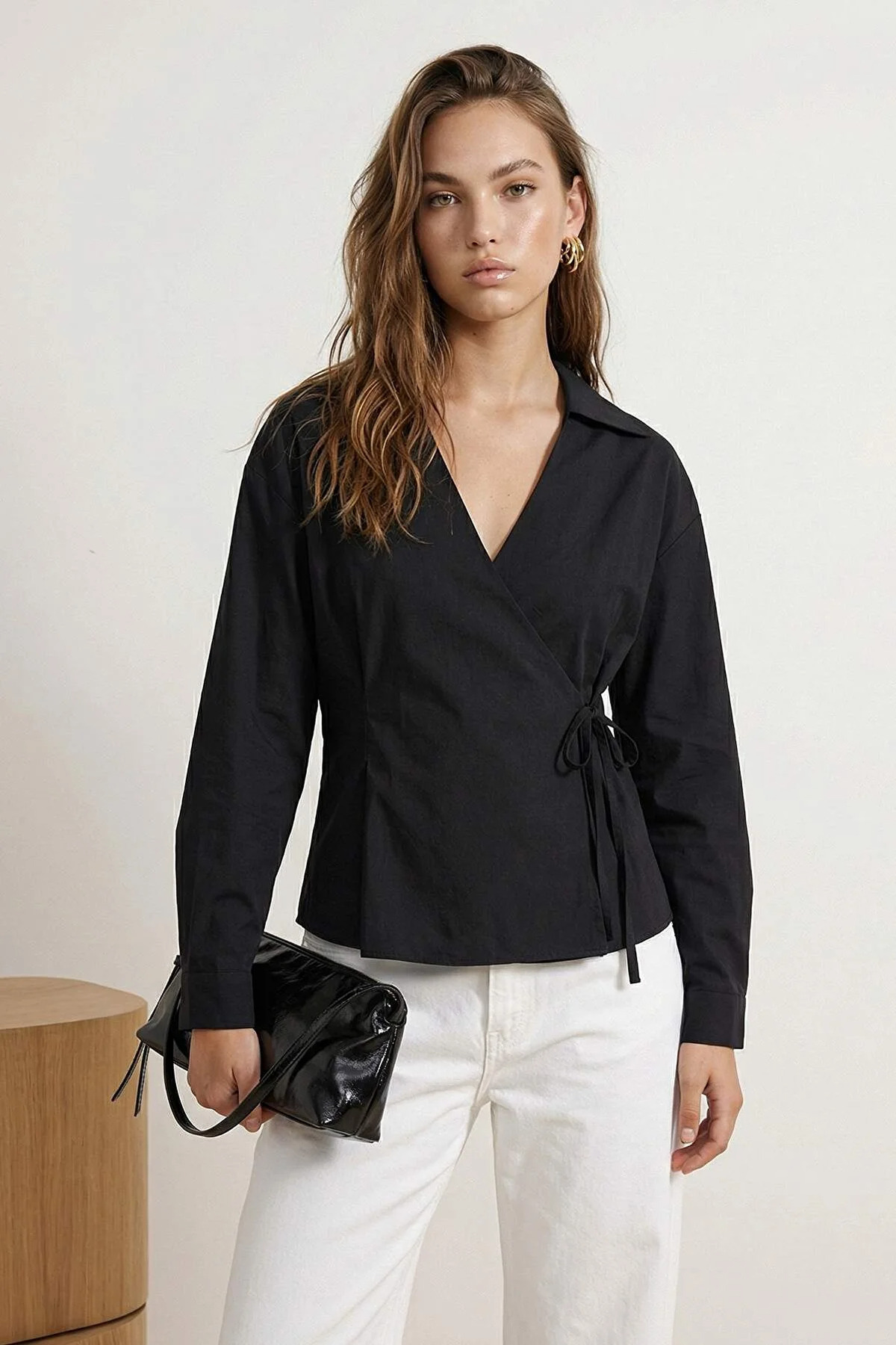 Trendyolmilla  Siyah Kruvaze Kapama Bağlama Detaylı Regular Kalıp Dokuma Gömlek TWOSS25GO00029 - Görsel 2