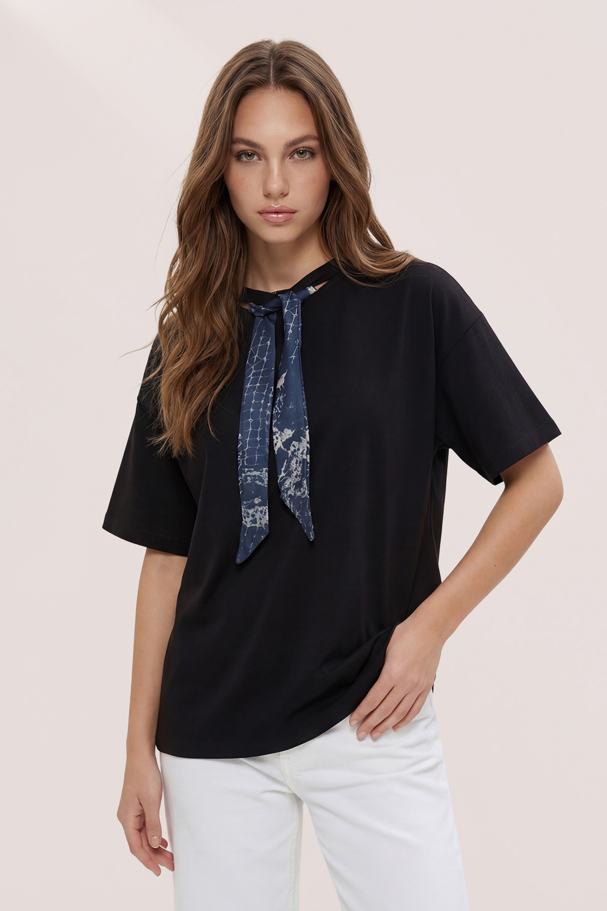 Trendyolmilla  Siyah Oversize/Geniş Kalıp Fular Detaylı Uzun 30/2 Penye Süprem Örme T-Shirt TWOSS26TS00057 - Görsel 3