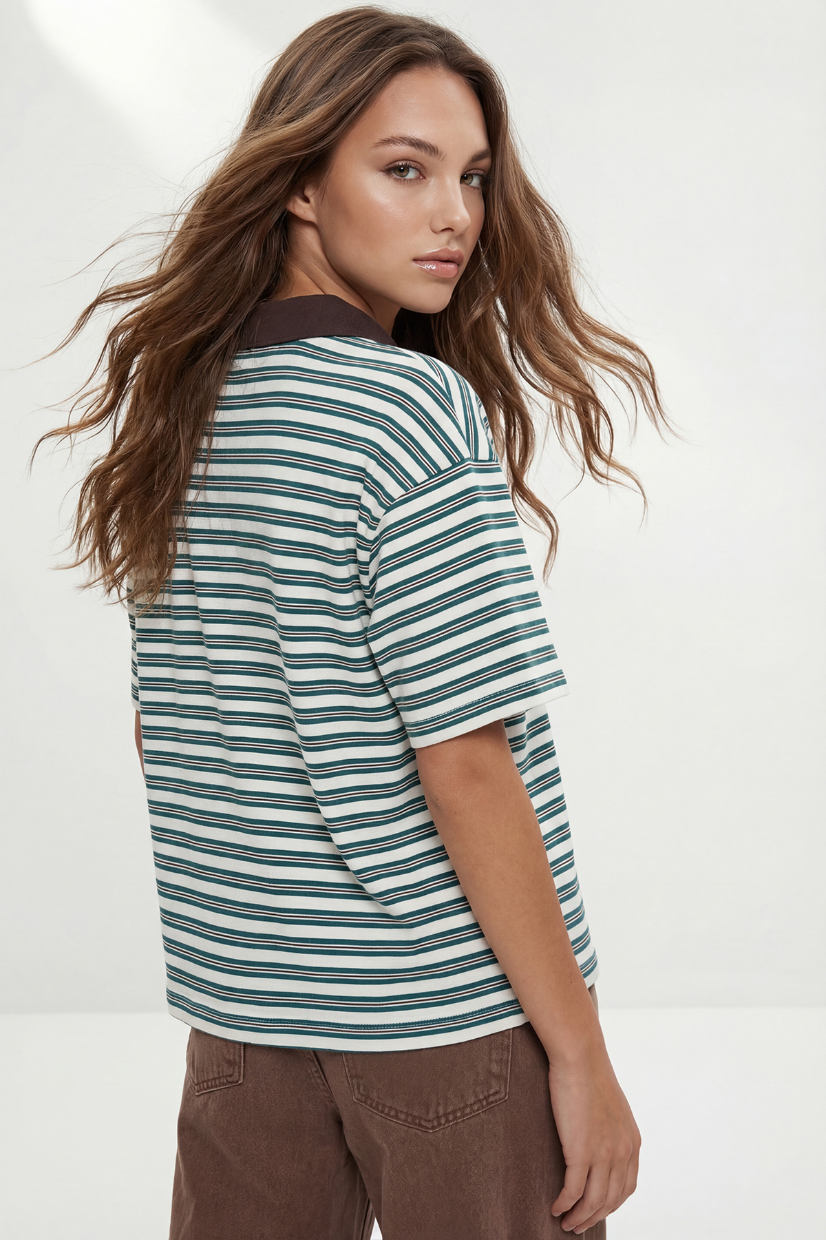 Trendyolmilla  Yeşil Çizgili Oversize Kalıp Polo Yaka Dokuma Detaylı Tok İnterlok Örme T-Shirt TWOSS26TS00030 - Görsel 4