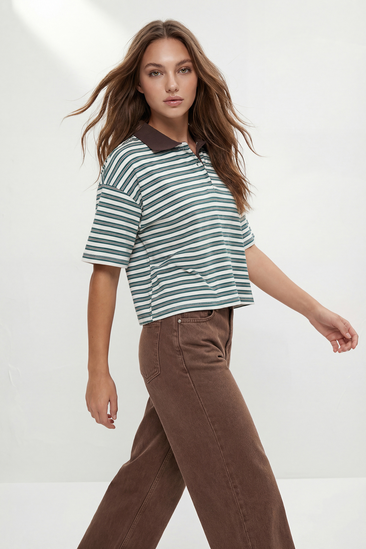 Trendyolmilla  Yeşil Çizgili Oversize Kalıp Polo Yaka Dokuma Detaylı Tok İnterlok Örme T-Shirt TWOSS26TS00030 - Görsel 2