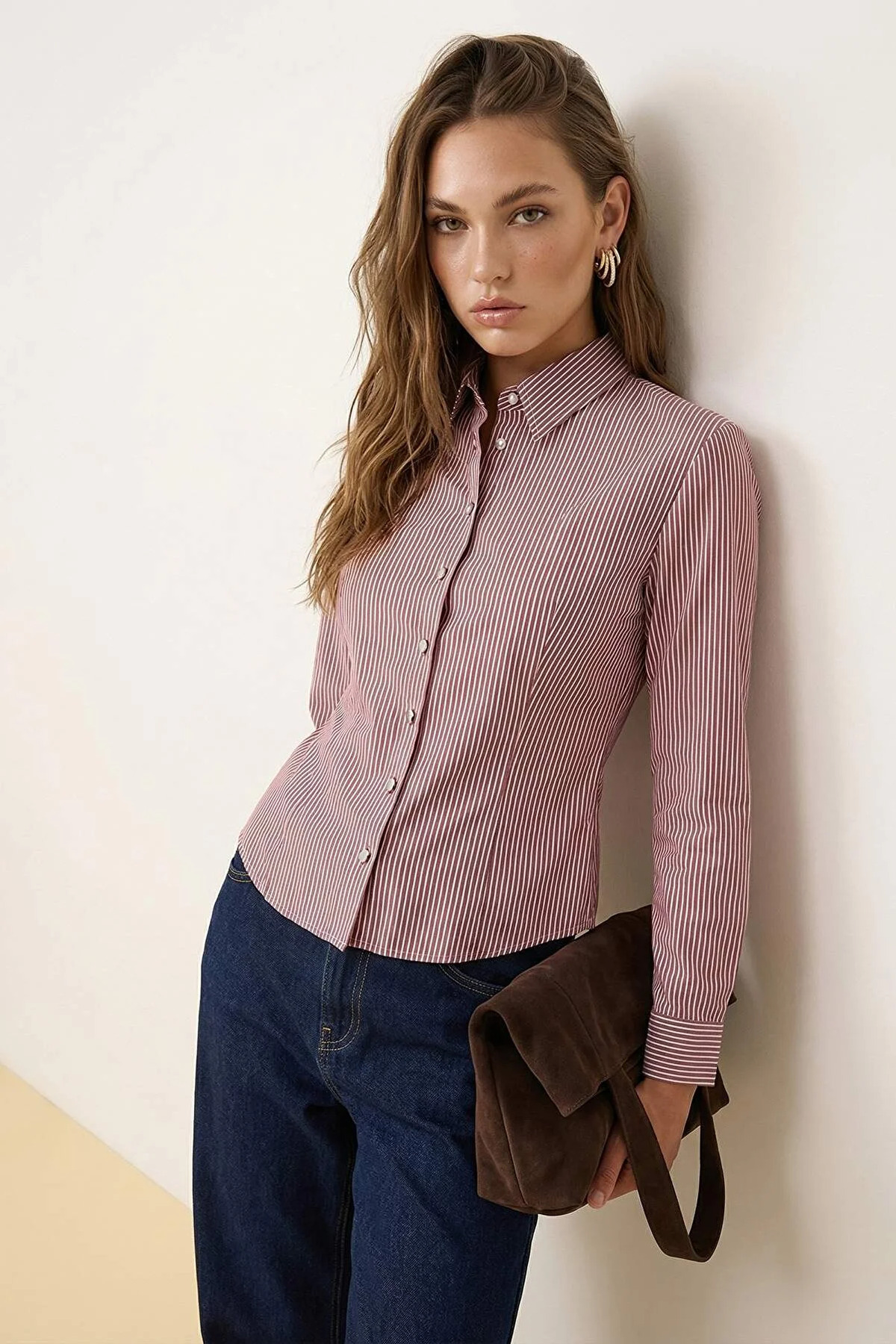 Trendyolmilla  Bordo Çok Renkli Çizgili Gümüş Düğme Detaylı Bele Oturan Vatkalı Gömlek TWOAW26GO00064 - Görsel 2