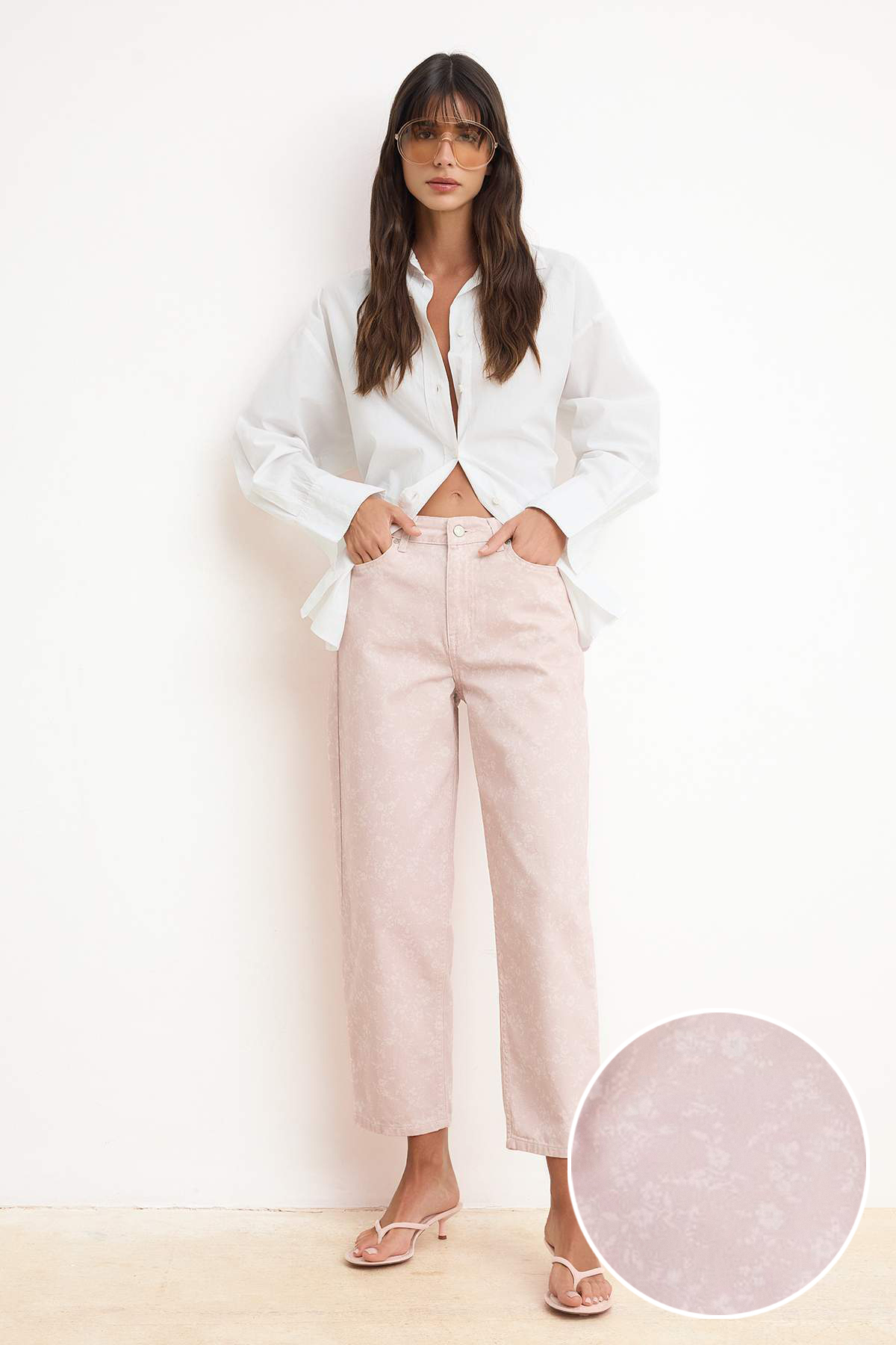 Kolekcia Trendyol Ružové splývavé džínsy s kvetinovou potlačou zo 100% bavlny...