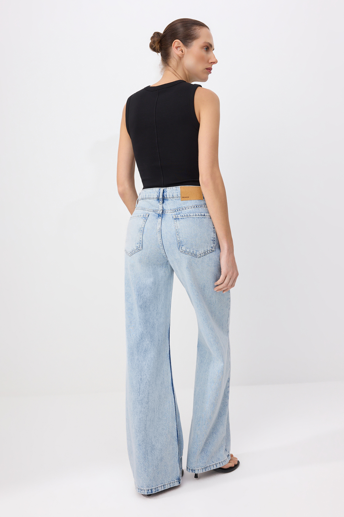 Trendyolmilla  Premium Mavi Özel Kumaş Normal Bel Uzun Boy %100 Pamuk LOOSE Wide Leg Jeans TWOSS26JE00132 - Görsel 6