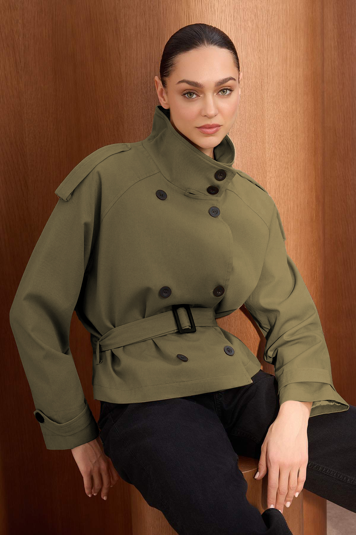 Trendyolmilla Wardrobe Essentials Haki Regular Fit Dik Yaka Kemerli Kruvaze Gabardin Kısa Trençkot TWOSS26TR00004