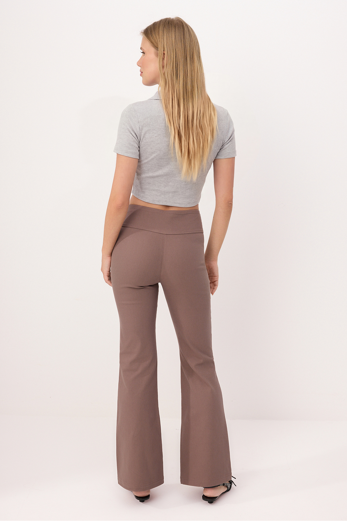 Trendyolmilla  Kahverengi Flare Kemer Detaylı Vücudu Saran Düşük Bel Pantolon TWOSS26PL00026 - Görsel 4