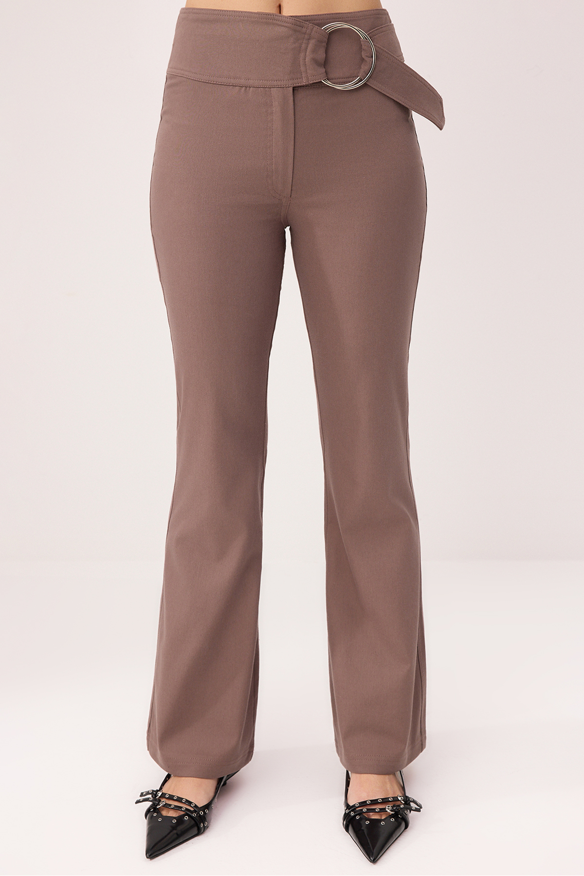 Trendyolmilla  Kahverengi Flare Kemer Detaylı Vücudu Saran Düşük Bel Pantolon TWOSS26PL00026 - Görsel 3