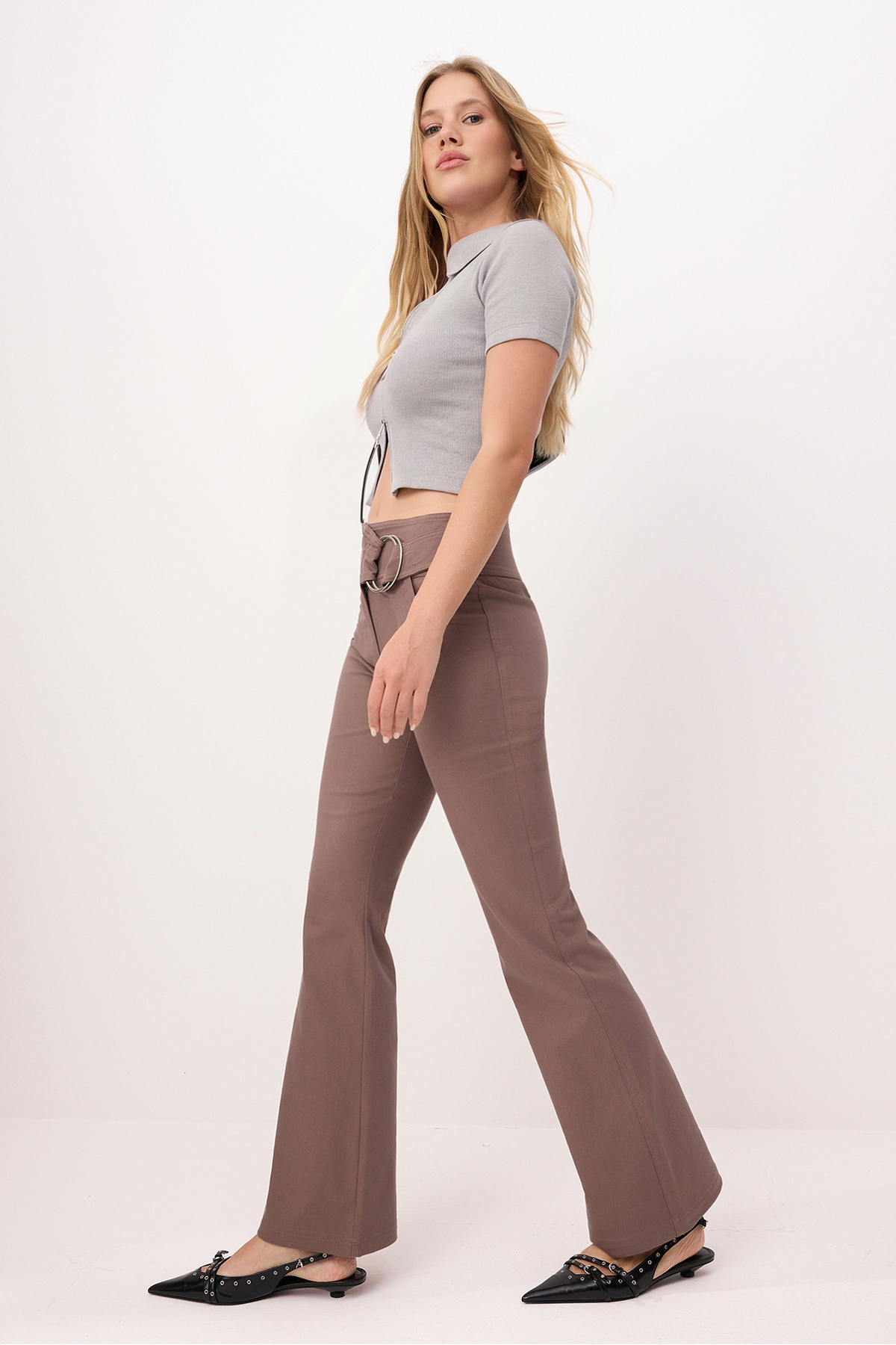 Trendyolmilla  Kahverengi Flare Kemer Detaylı Vücudu Saran Düşük Bel Pantolon TWOSS26PL00026 - Görsel 2