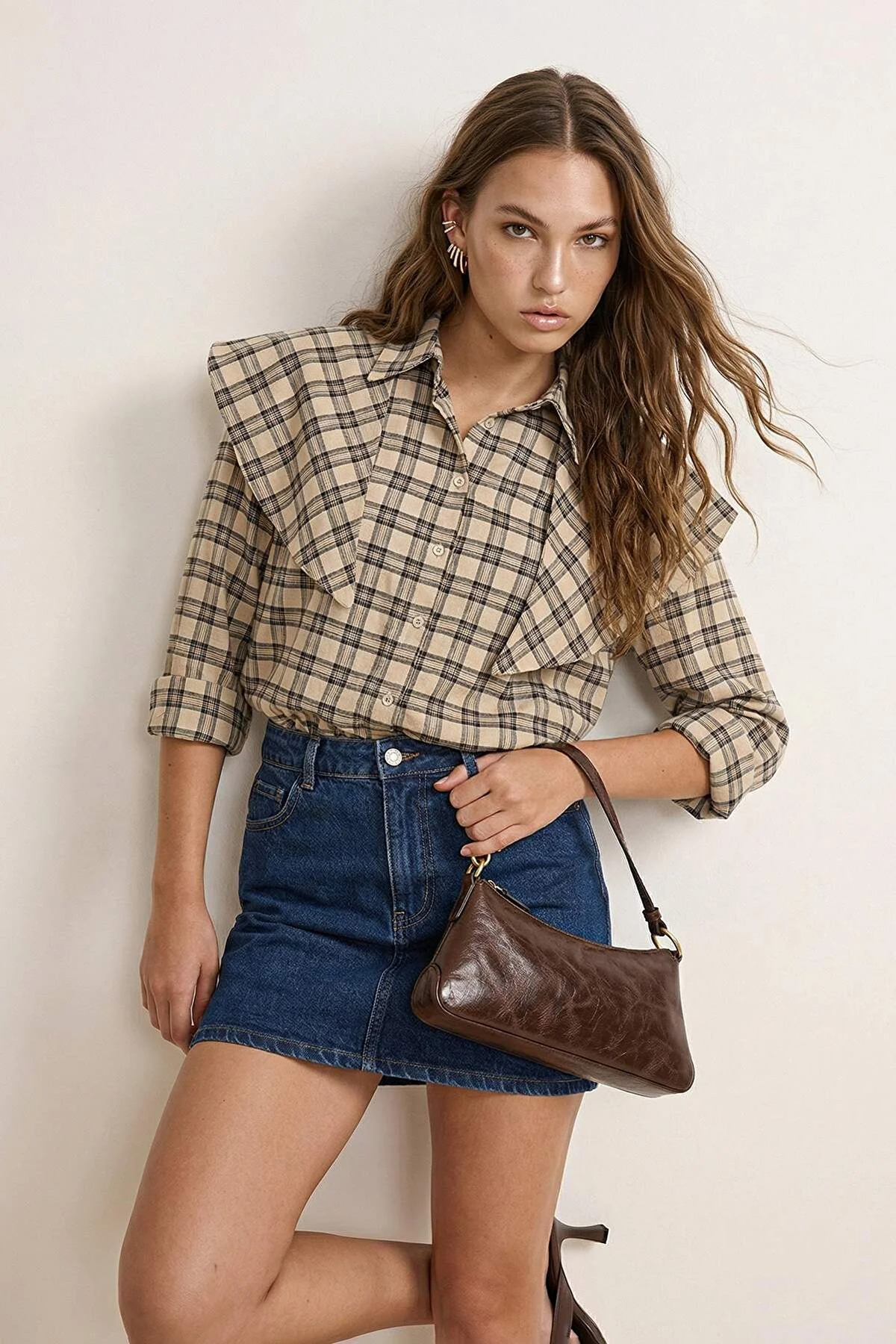 Trendyolmilla  Kahverengi Ekose Çıkarılabilir Şal Detaylı Gömlek TWOAW26GO00155 - Görsel 2