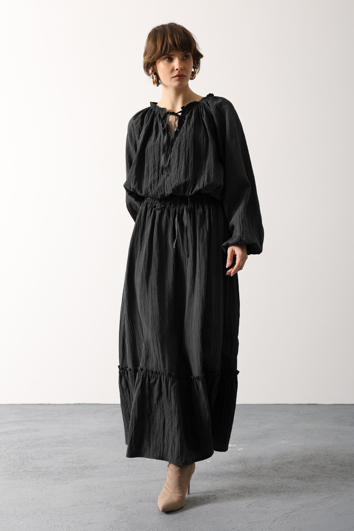 Trendyolmilla Modest Siyah Buruşuk Kumaş Yakası Lastikli Bluz Etek Alt Üst Takım TCTSS26US00059