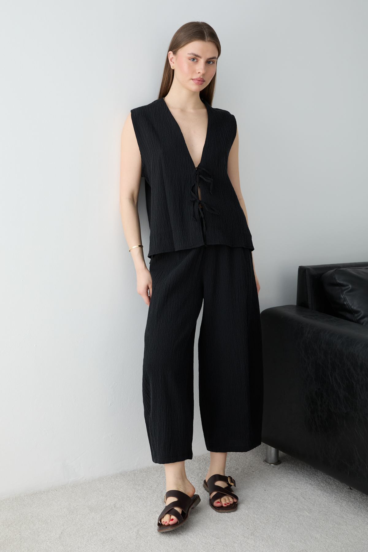 Trendyolmilla Siyah Bağlamalı Yelek Pantolon Takım TWOSS26AU00180