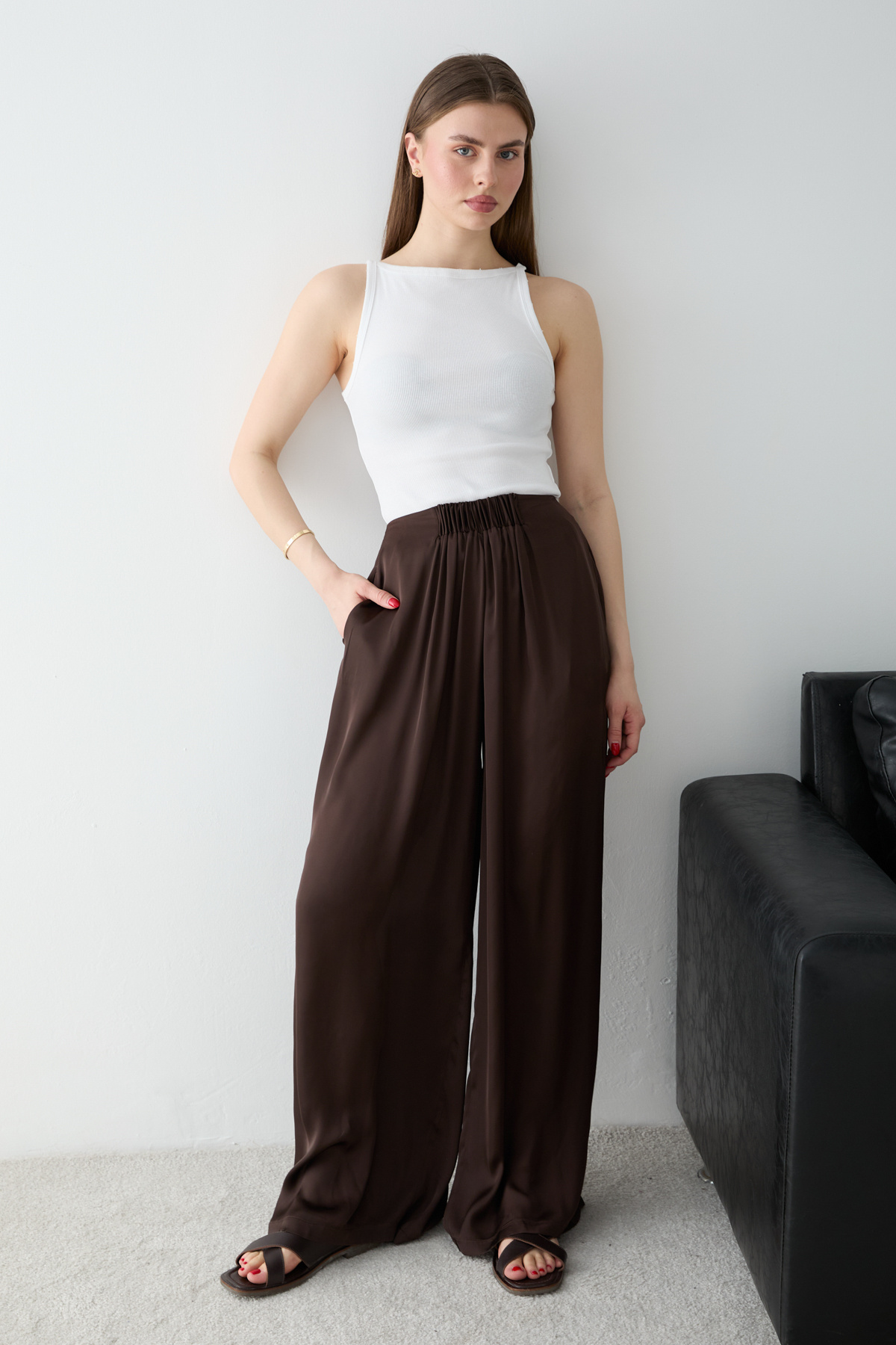 Trendyolmilla  Kahverengi Beli Lastikli Extra Wide Leg/Geniş Paça Saten Pantolon TWOSS26PL00147