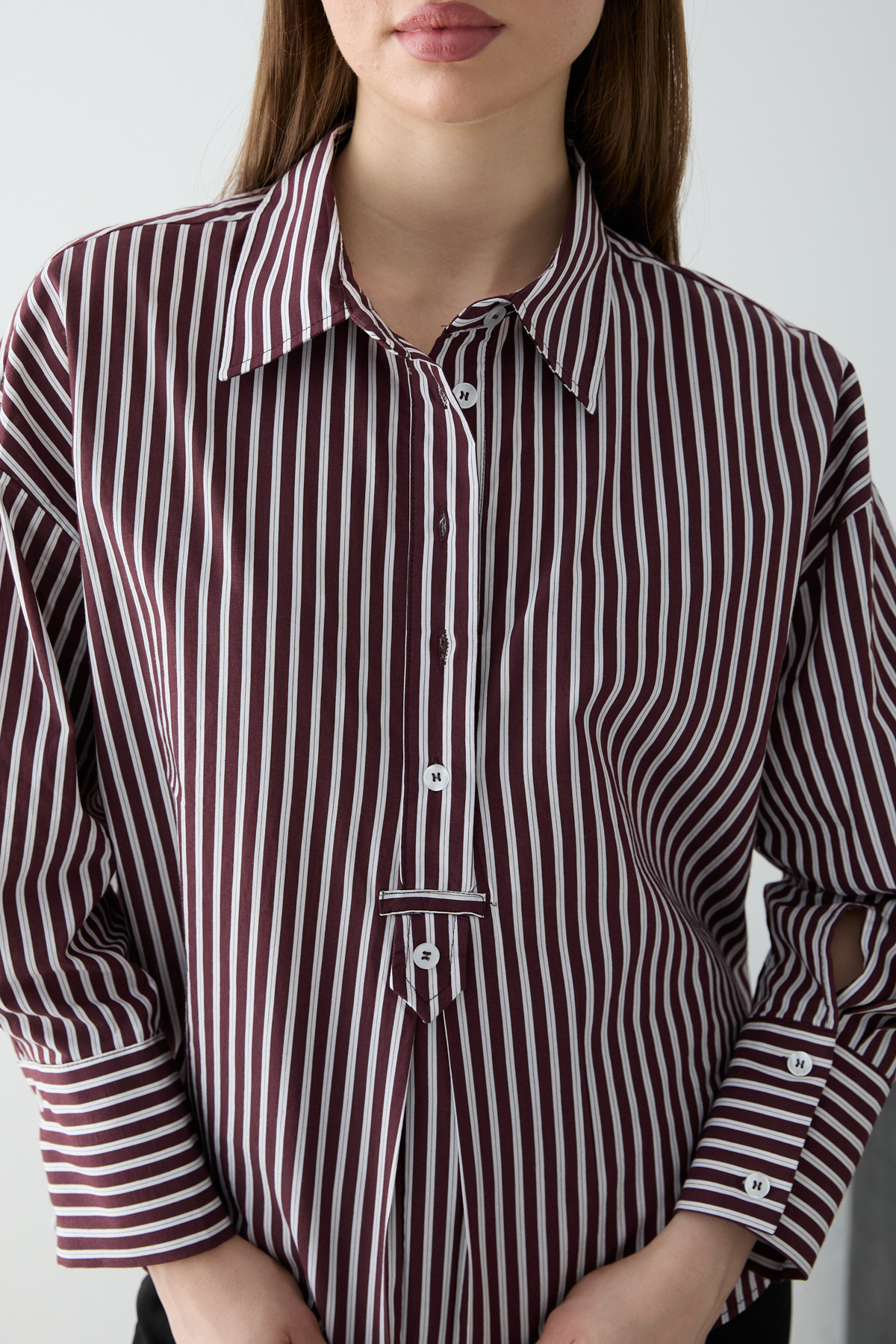 Trendyolmilla  Bordo-Ekru Çizgili Yarım Düğmeli Oversize Dokuma Bluz TWOSS26BZ00565 - Görsel 2