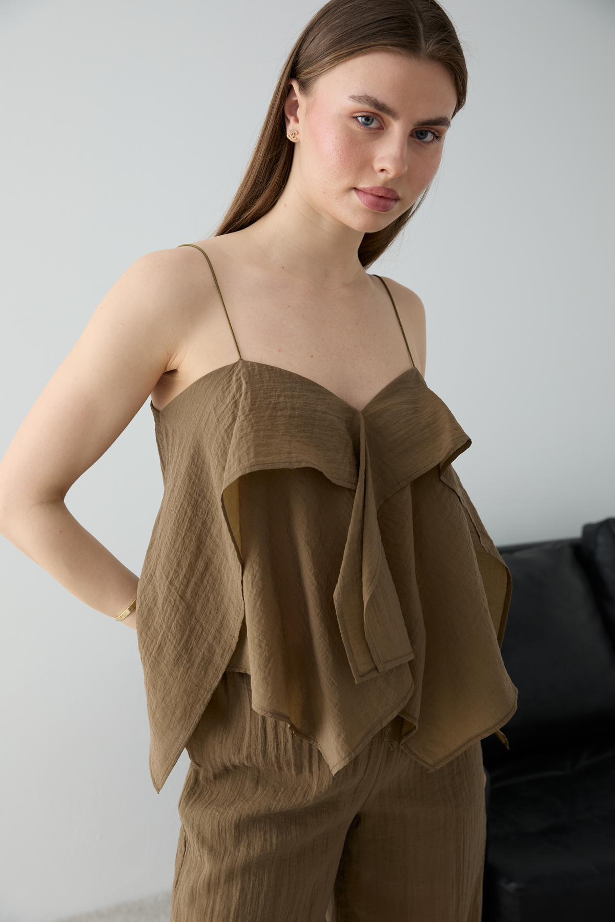 Trendyolmilla  Haki İnce Askılı Fırfırlı Dokuma Bluz Pantolon Alt - Üst Takım TWOSS26AU00109 - Görsel 2