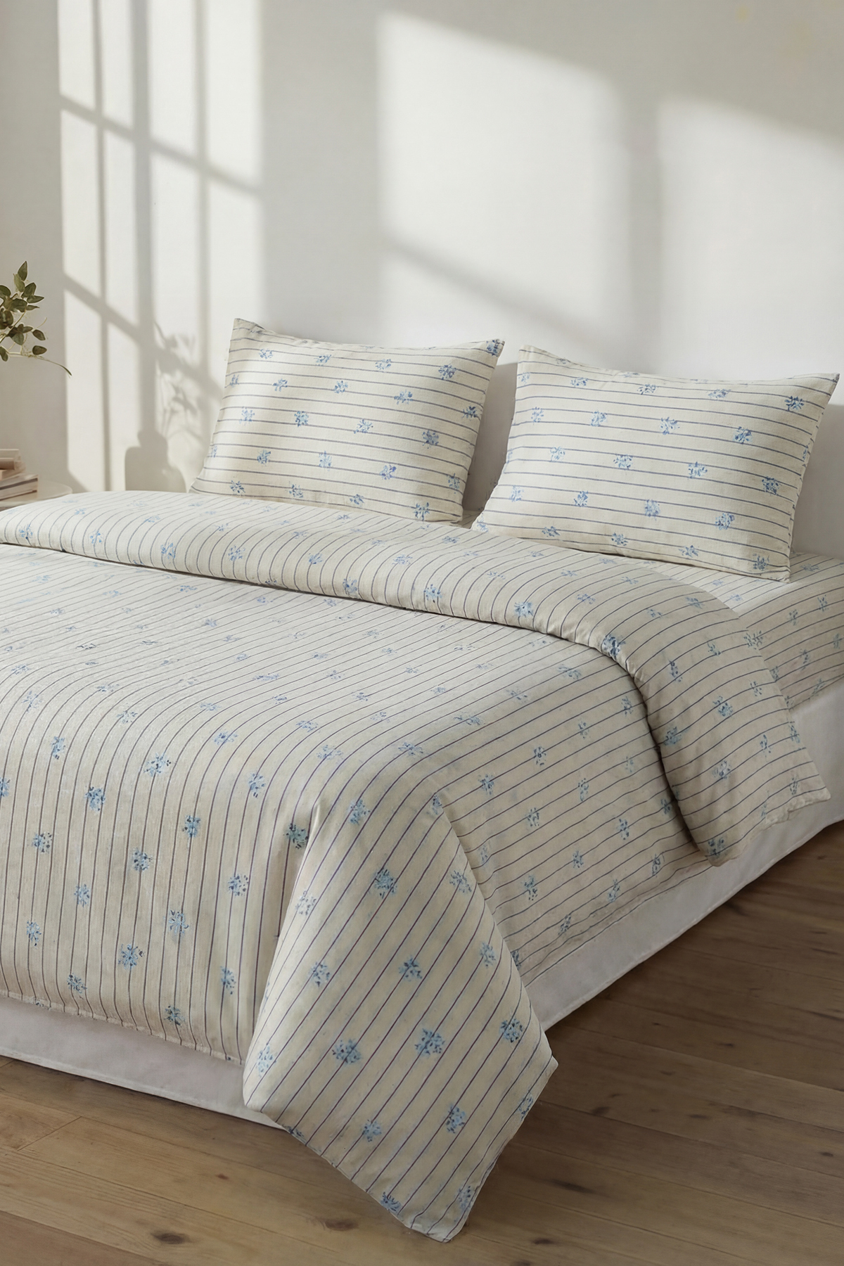 TRENDYOLMİLLA HOME Zestaw pościeli z gumką w niebieskie kwiaty dla dwóch osób