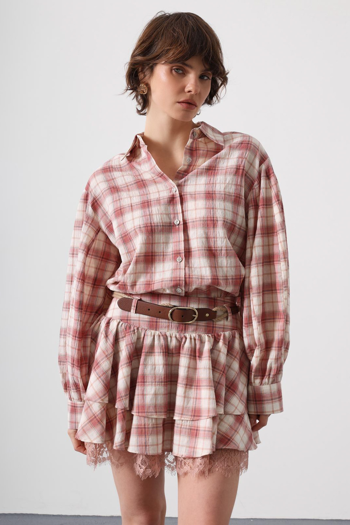 Trendyolmilla  Pembe Ekoseli Gömlek Kemerli Dantelli Etek Dokuma Alt - Üst Takım TWOSS26AU00168 - Görsel 3