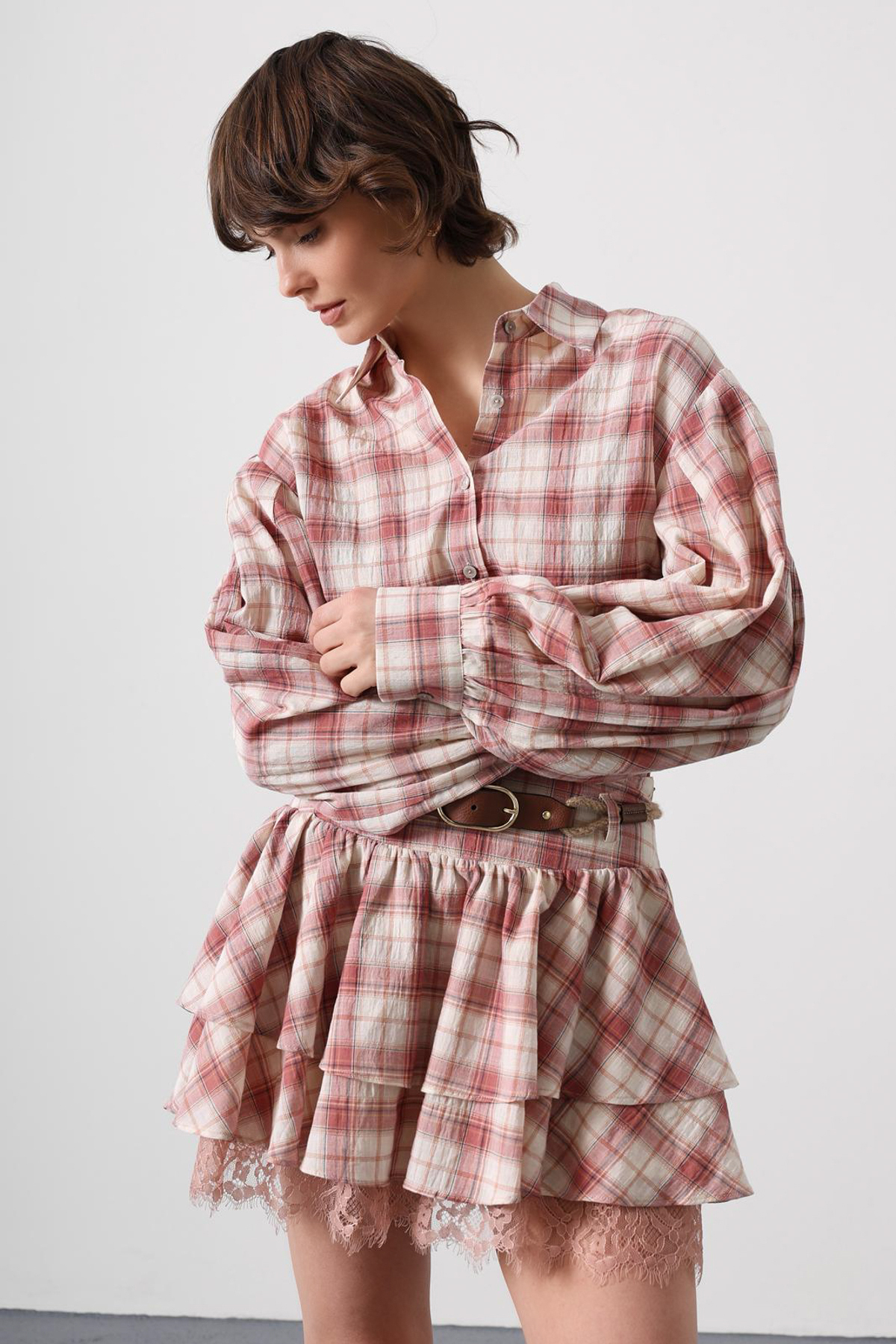 Trendyolmilla  Pembe Ekoseli Gömlek Kemerli Dantelli Etek Dokuma Alt - Üst Takım TWOSS26AU00168 - Görsel 2