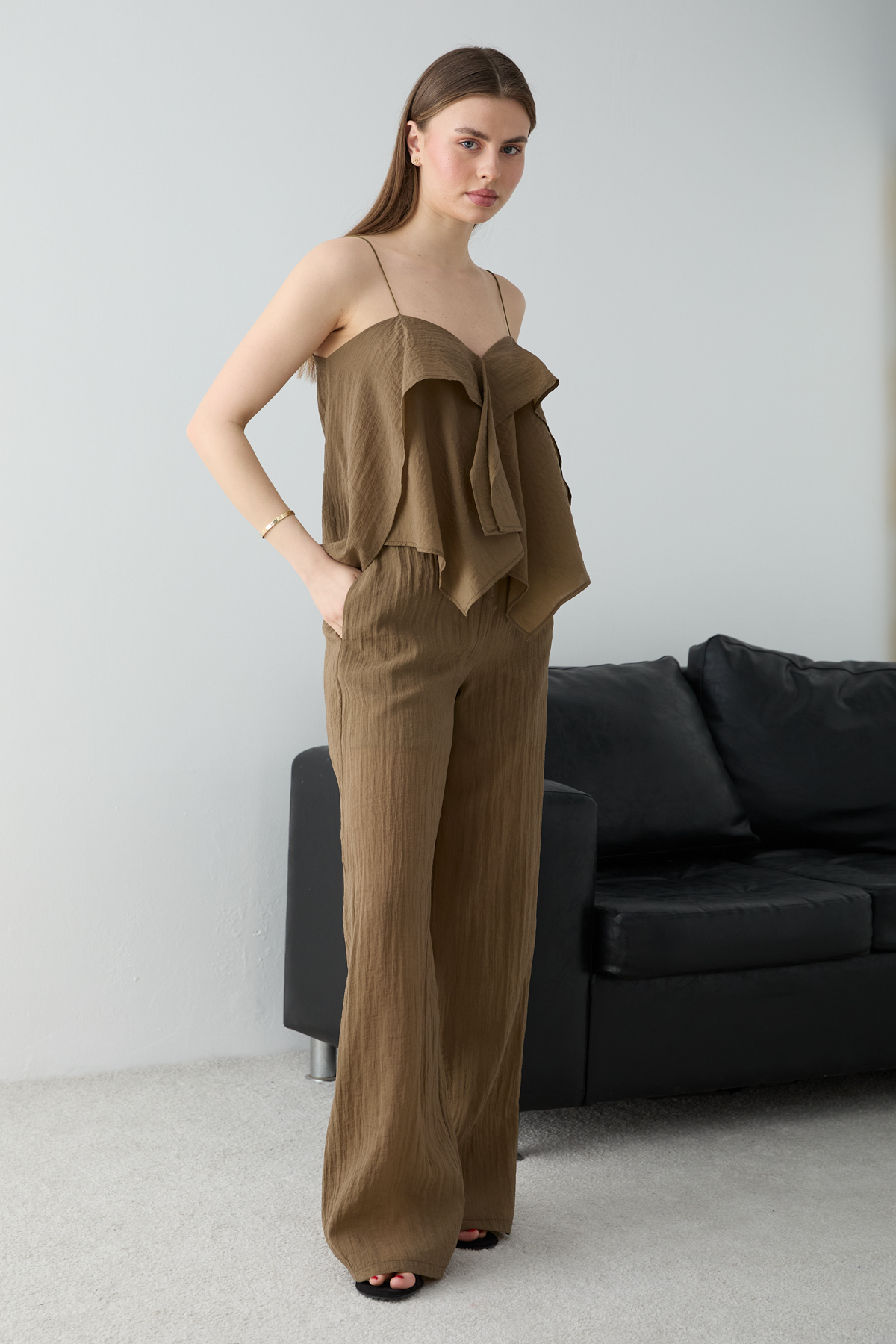 Trendyolmilla  Haki İnce Askılı Fırfırlı Dokuma Bluz Pantolon Alt - Üst Takım TWOSS26AU00109 - Görsel 3