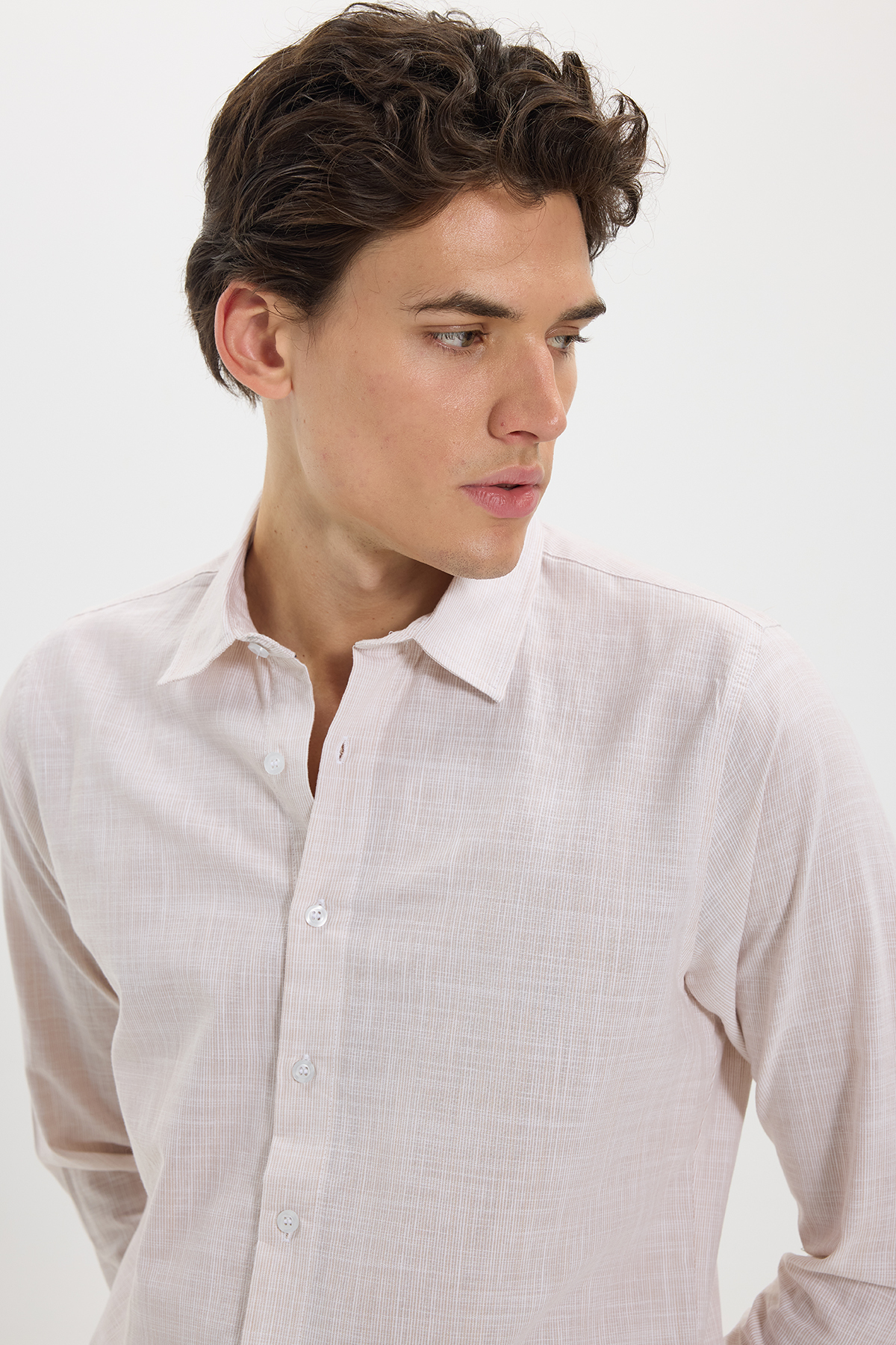 پیراهن تودورز مردانه کتان پنبه ای بژ کژوال / روزمره راه راه Slim Fit/اسلیم فیت    بیسیک کژوال/روزمره | Tudors DR250030 TR - تصویر 3