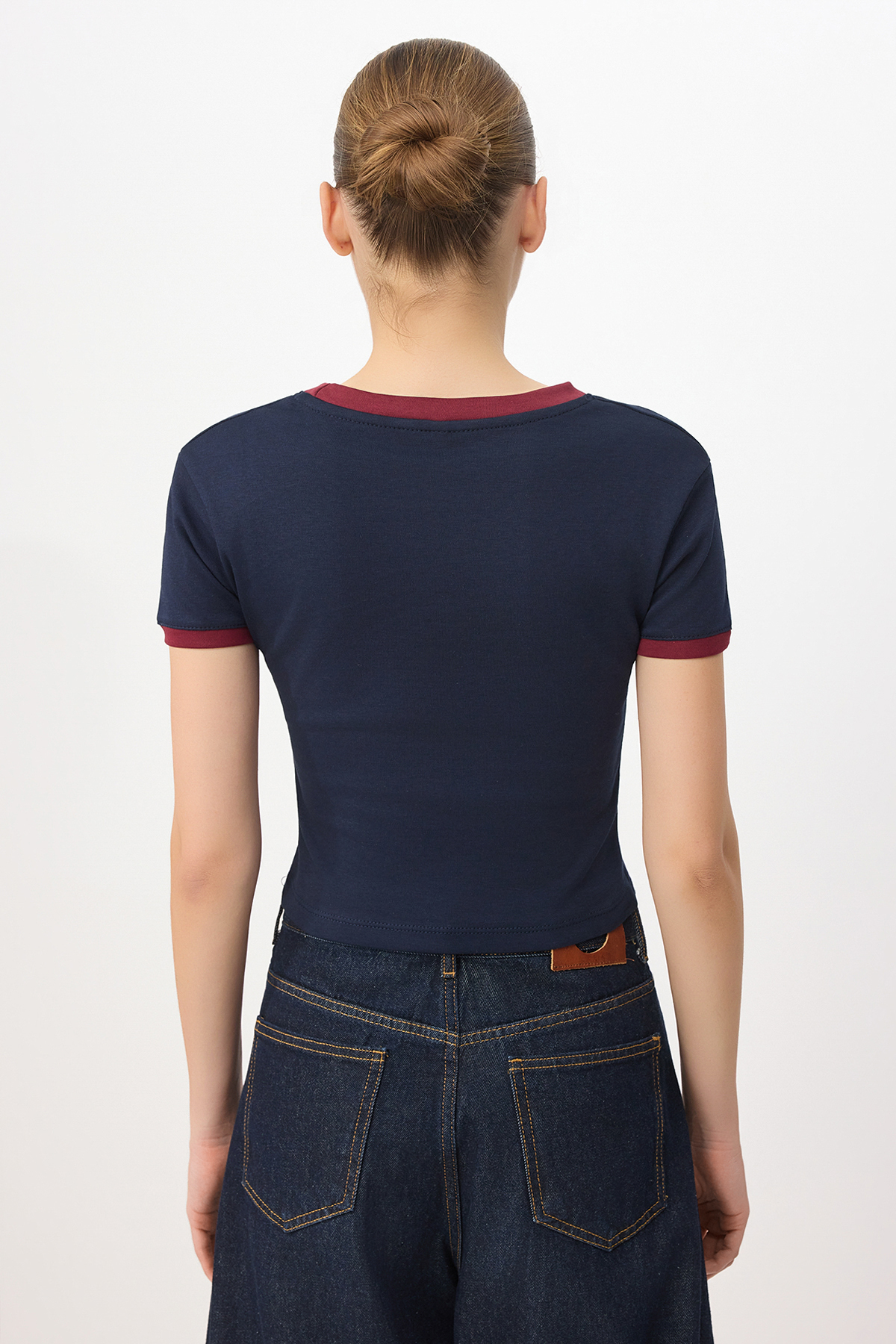 Trendyolmilla  Lacivert Fitted/Vücuda Oturan Baskılı Kısa Kollu İnterlok Örme T-shirt TWOSS26TS00268 - Görsel 4