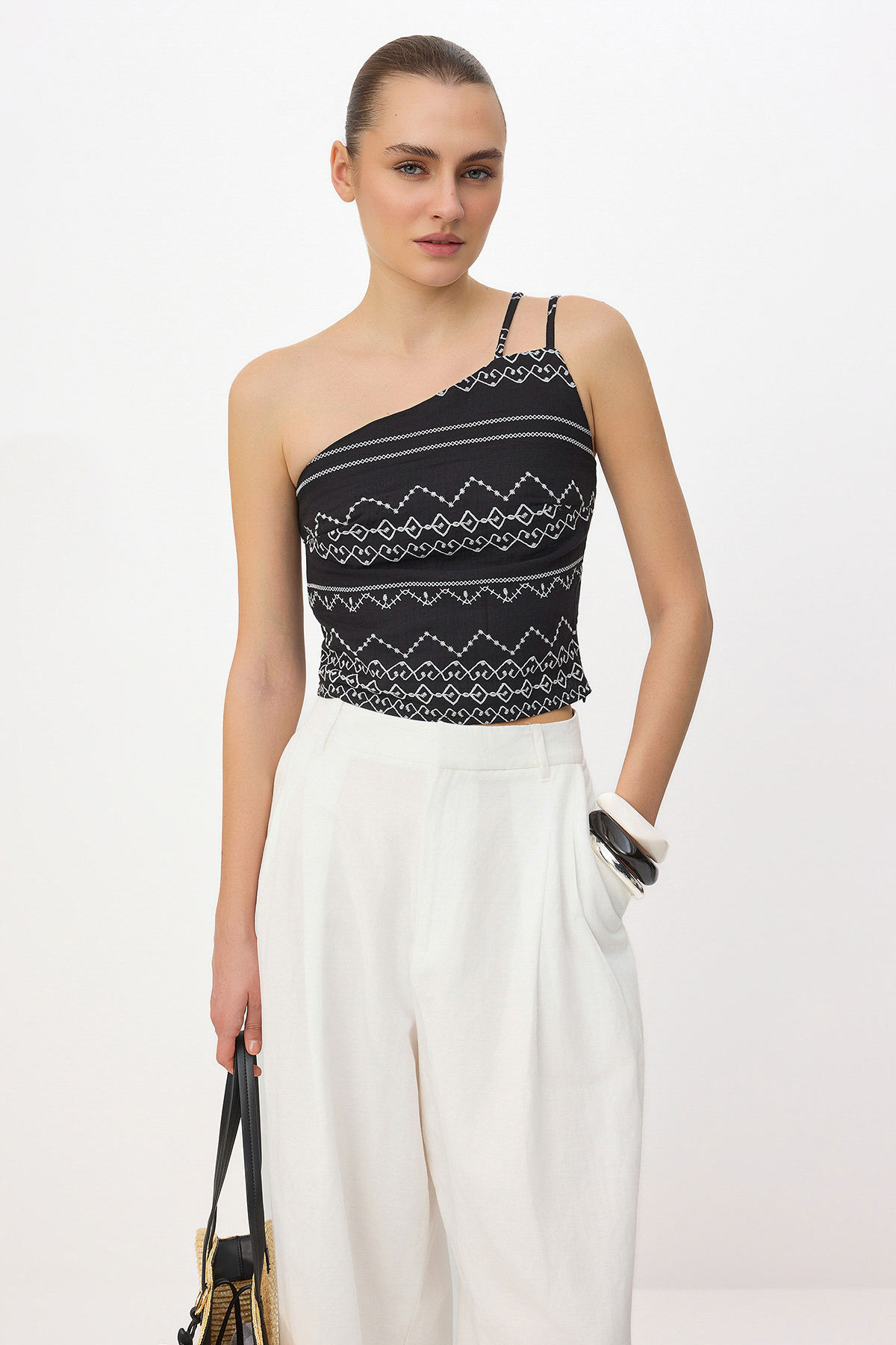 Trendyolmilla Siyah Müslin Puf Nakışlı Tek Omuz Bluz TWOSS26BZ00612