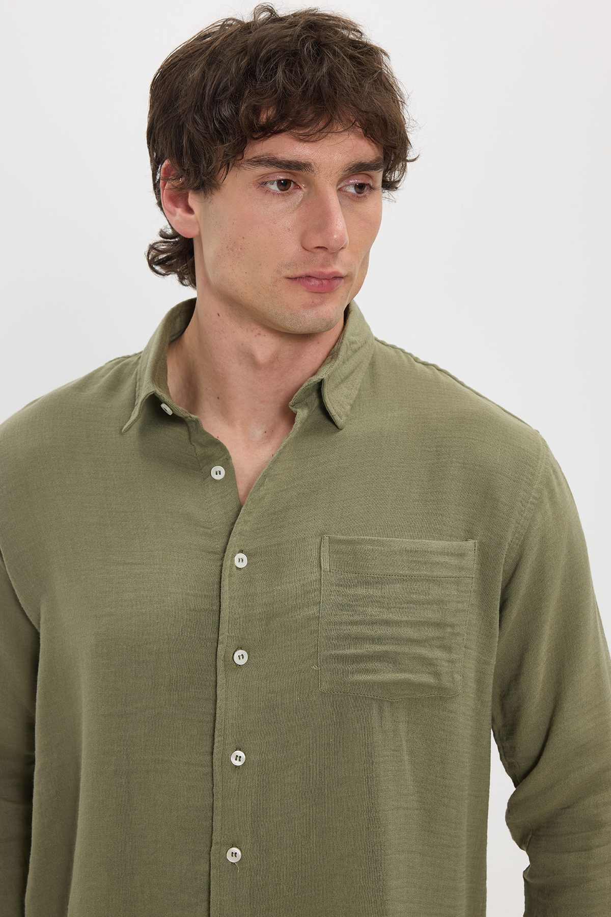Tudors  Erkek Relax Fit Rahat Kesim Oversize Müslin Viskon Pamuklu Tek Cepli Düz Haki Gömlek - Görsel 3