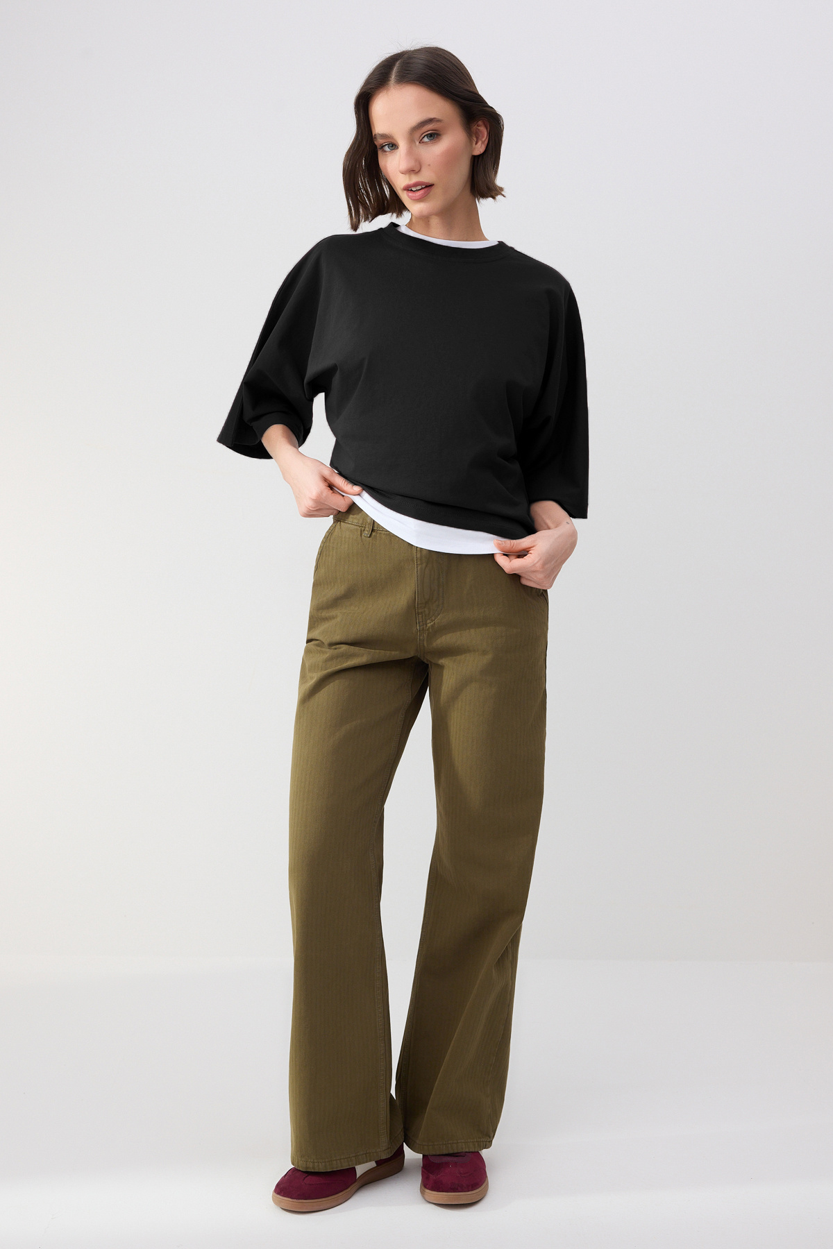 Trendyolmilla  Wardrobe Essentials-Siyah Geniş Kalıp Yarasa Kol %100 Pamuk Örme T-Shirt TWOSS26TS00047 - Görsel 2