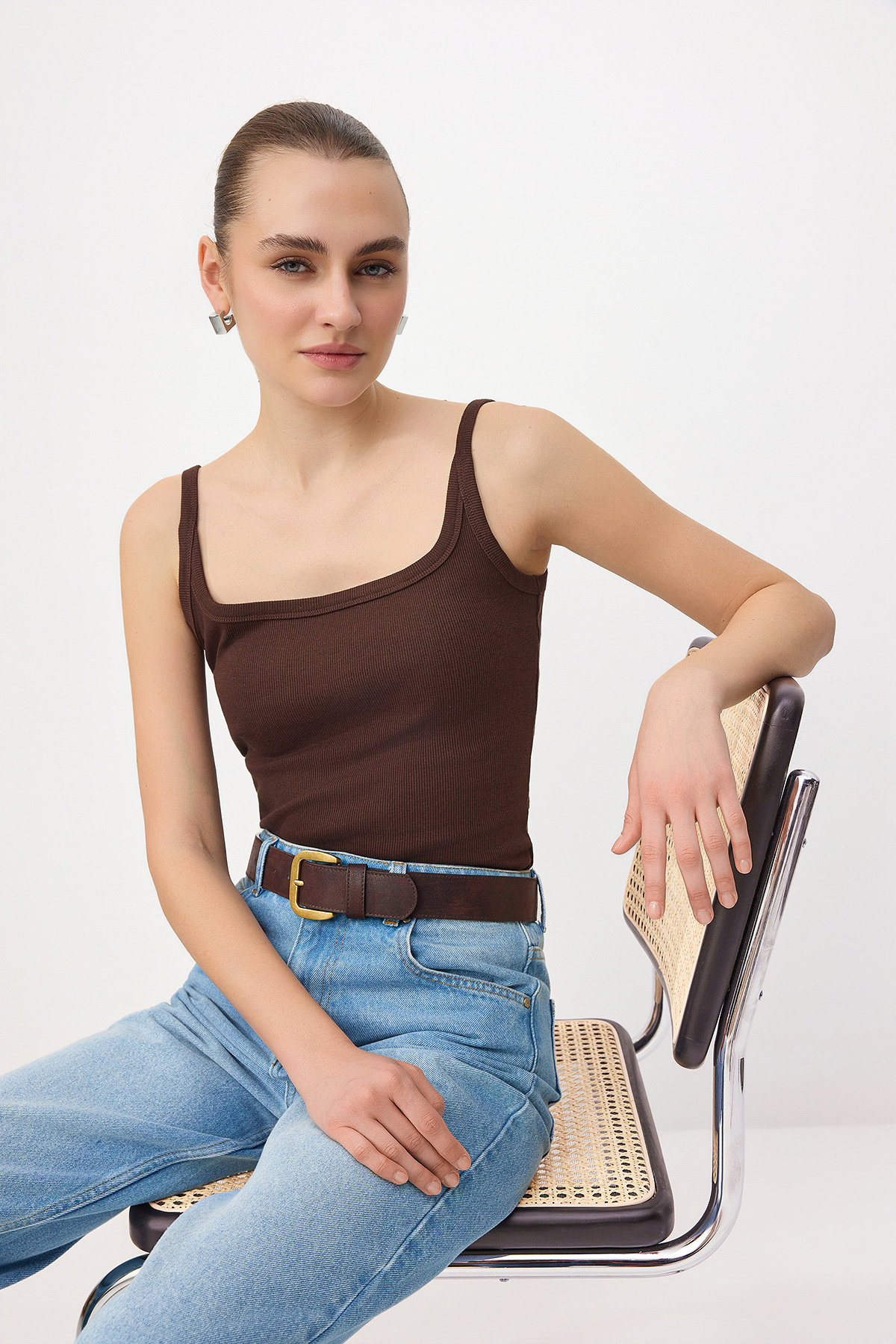 Trendyolmilla Kahverengi Düz Fitted Kare Yaka Kalın Askılı Kolsuz Aplike Fitilli Esnek Örme Atlet TWOSS26AL00015