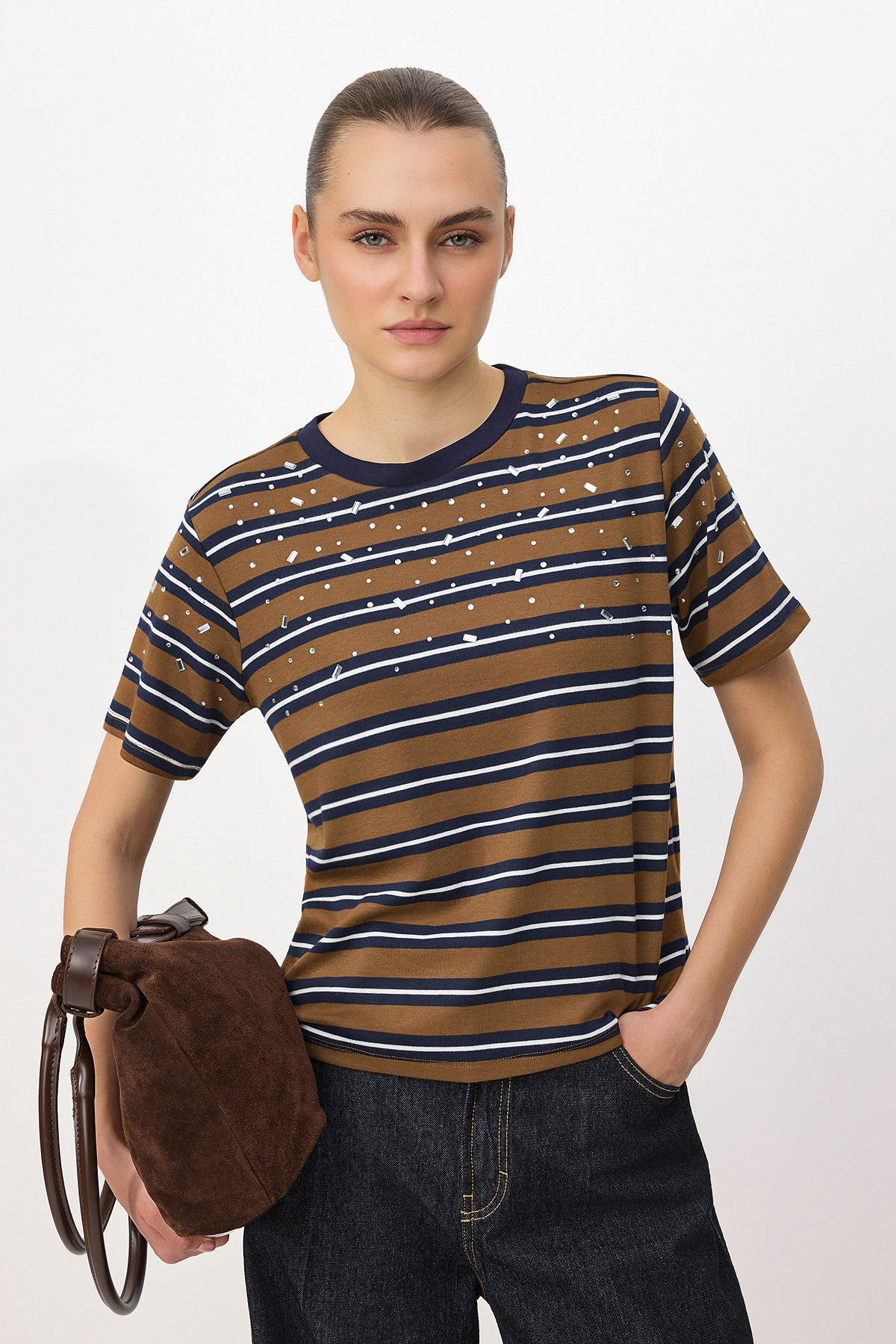 Trendyolmilla Kahverengi Çizgili Regular/Normal Kalıp Aksesuar Detaylı Tok %100 Pamuk Örme T-Shirt TWOSS26TS00121