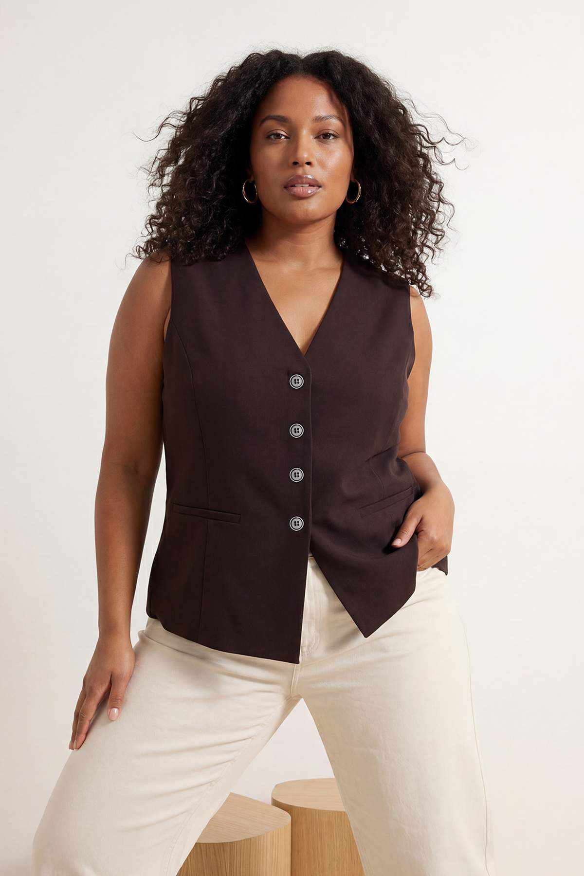 Trendyolmilla Curve Wardrobe Essentials Kahverengi Kapalı V Yaka Büyük Beden Dokuma Yelek TBBSS26BH00003