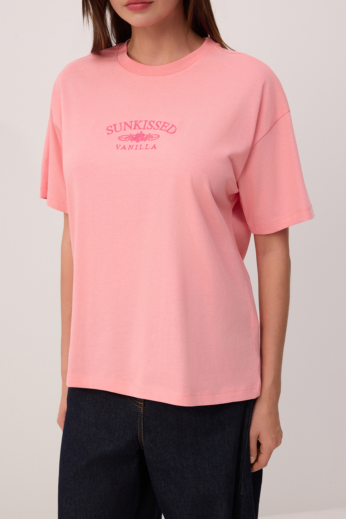 Trendyolmilla  Pembe Slogan Oversize Bisiklet Yaka Düşük Kol Kısa Uzun %100 Pamuk Örme T-Shirt TWOSS26TS00201 - Görsel 3