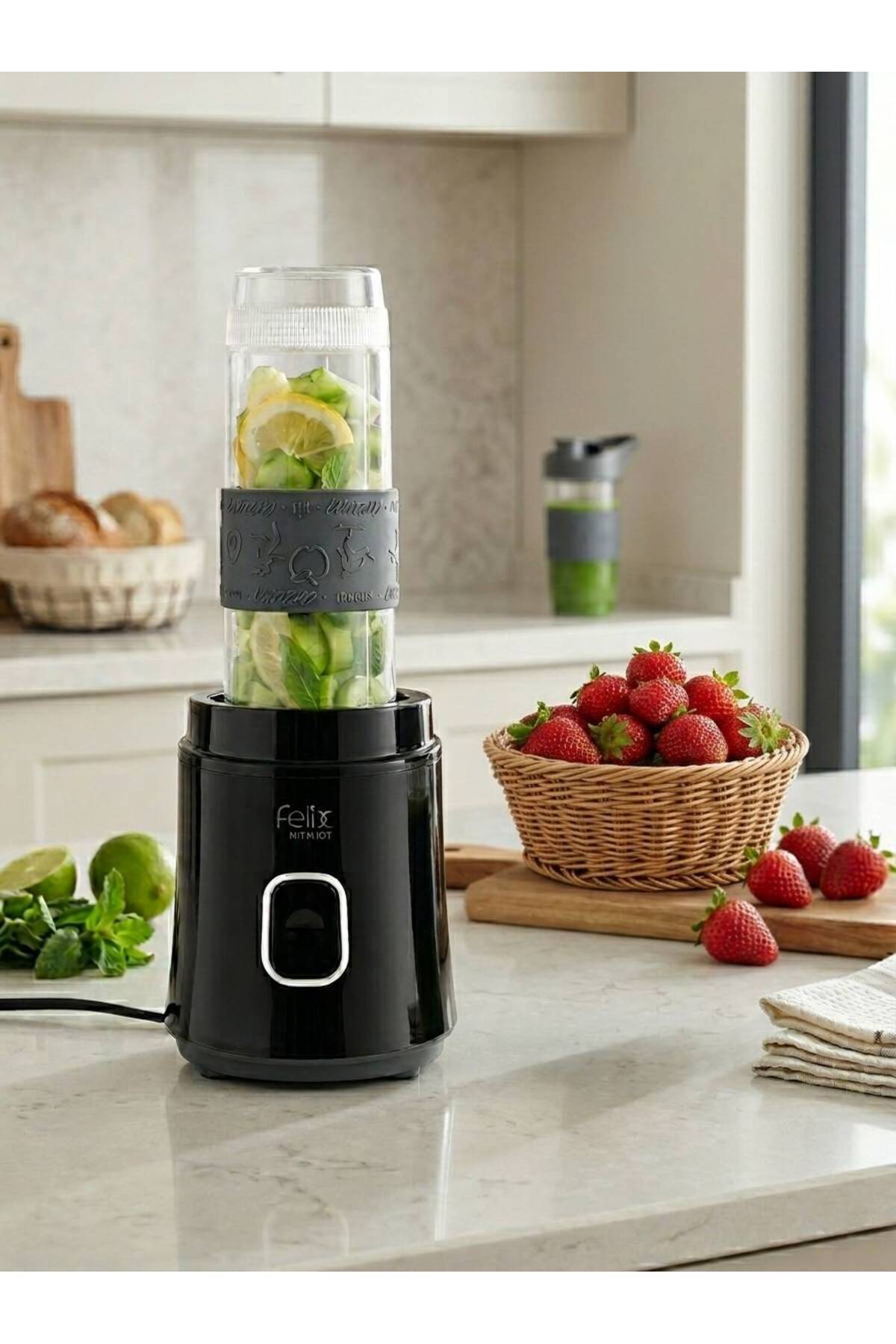 FL196 Felix Mix N Joy Personal Blender 600W, 570ml Reservoir, 400ml Bottle, Black