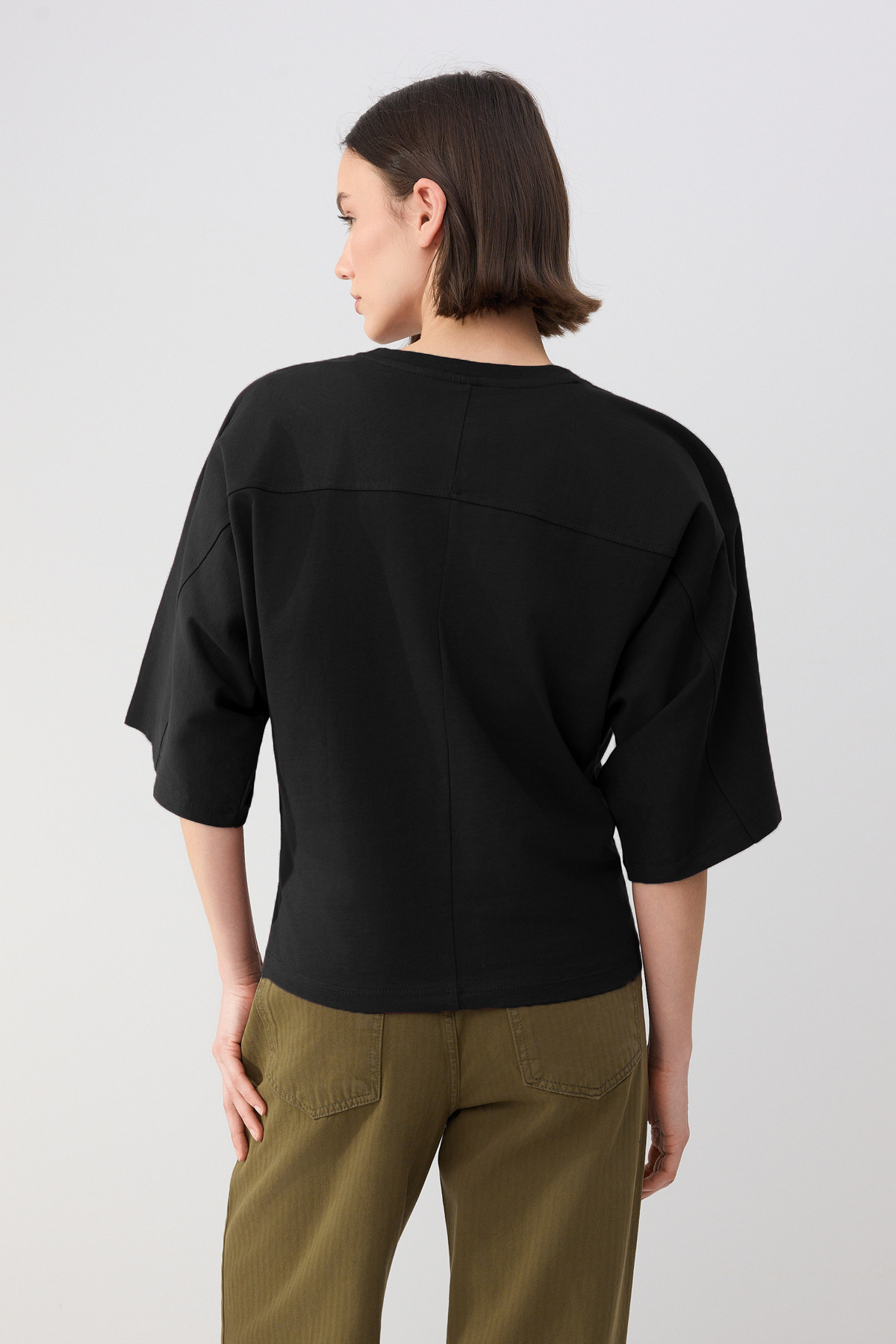 Trendyolmilla  Wardrobe Essentials-Siyah Geniş Kalıp Yarasa Kol %100 Pamuk Örme T-Shirt TWOSS26TS00047 - Görsel 4