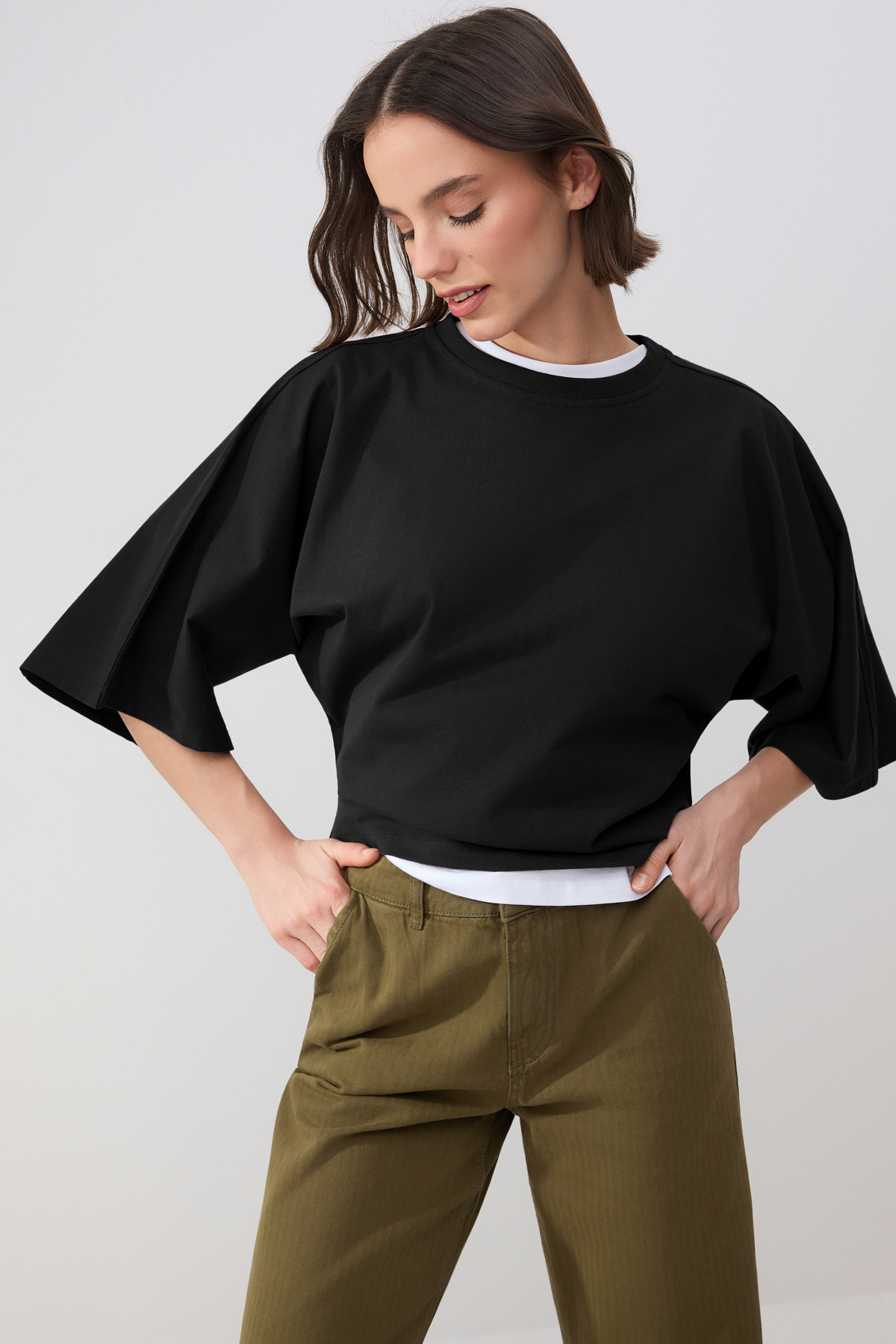 Trendyolmilla  Wardrobe Essentials-Siyah Geniş Kalıp Yarasa Kol %100 Pamuk Örme T-Shirt TWOSS26TS00047