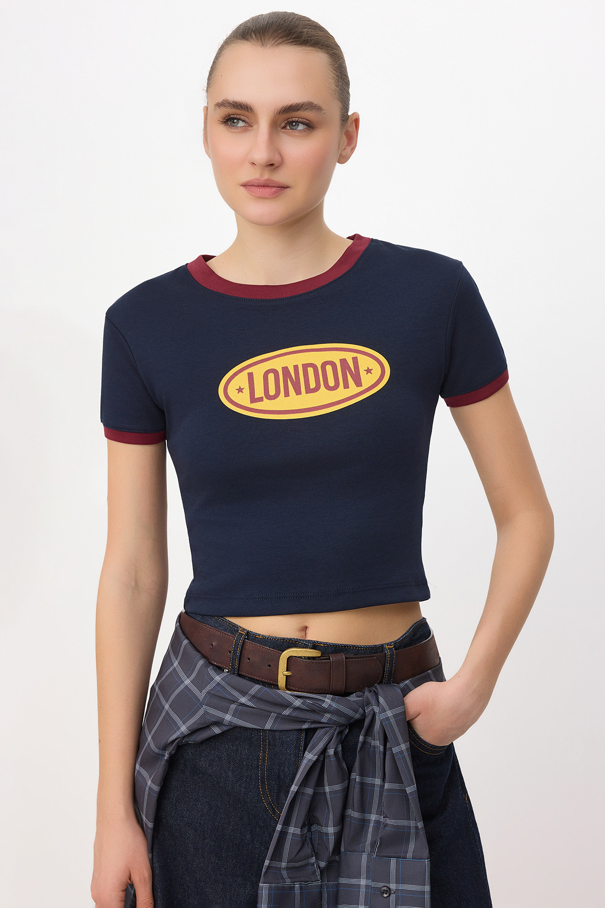 Trendyolmilla  Lacivert Fitted/Vücuda Oturan Baskılı Kısa Kollu İnterlok Örme T-shirt TWOSS26TS00268