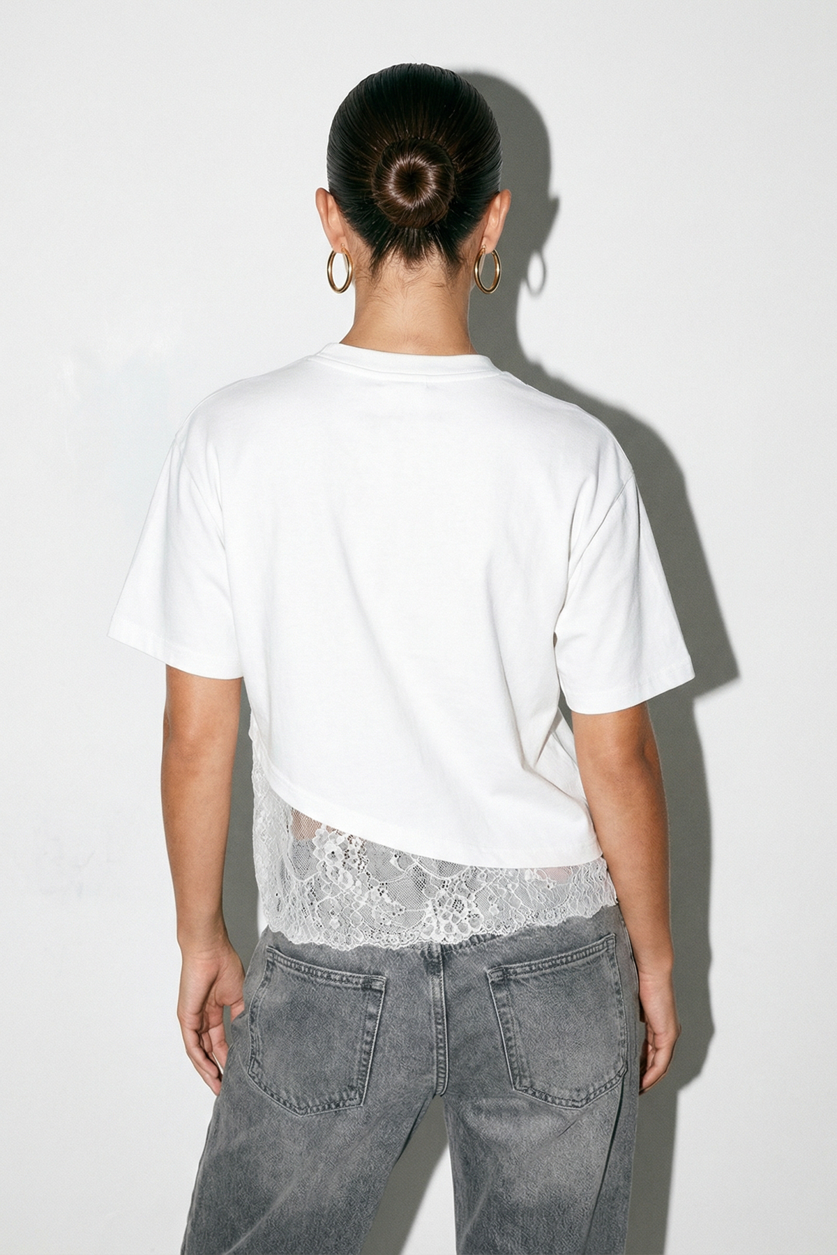 Trendyolmilla  Beyaz Asimetrik Altı Dantel Crop T-shirt TDRSS26TS00016 - Görsel 3