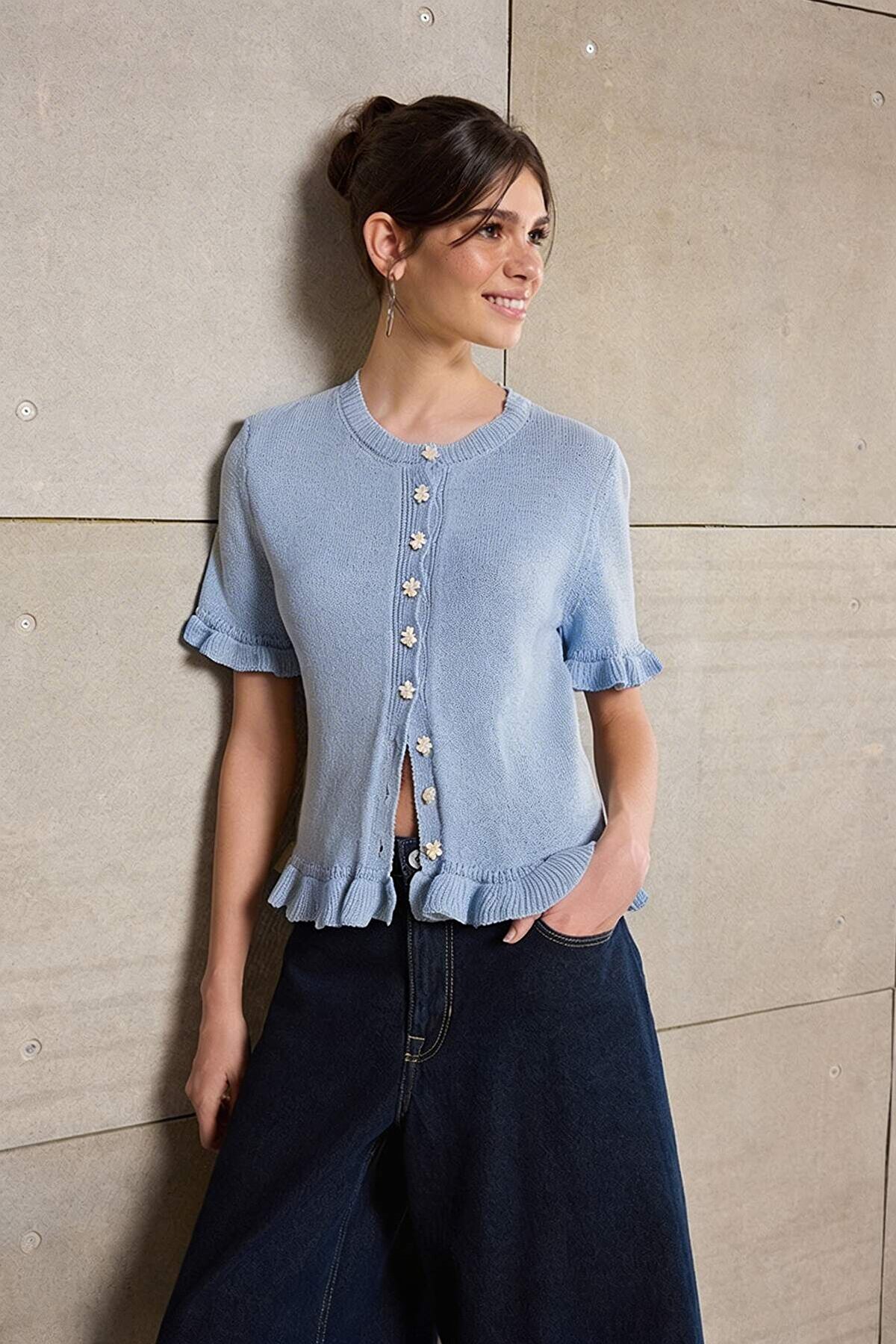 Trendyolmilla  Açık Mavi Teen Açık Mavi Çiçek Düğme Detaylı Bisiklet Yaka Triko Bluz TWOSS26BZ00119