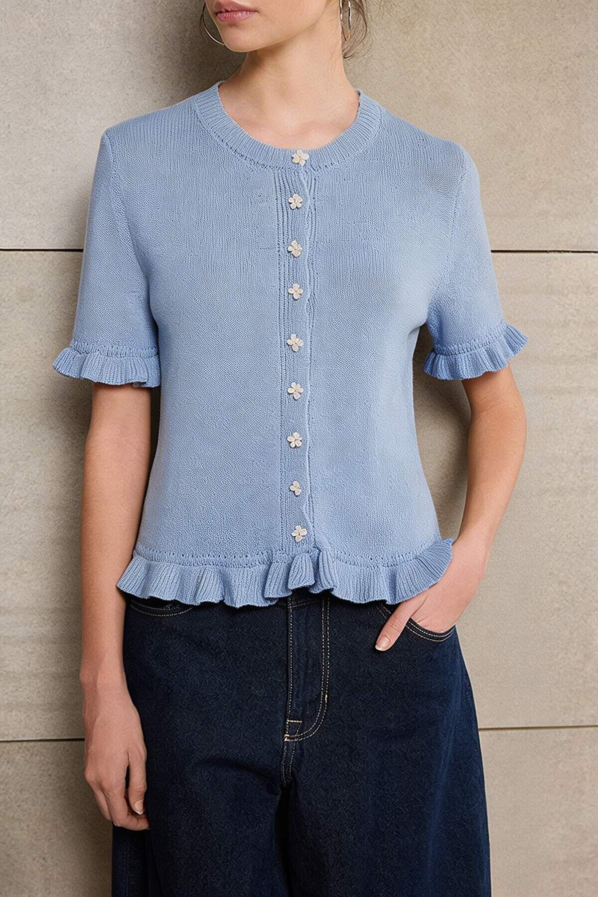 Trendyolmilla  Açık Mavi Teen Açık Mavi Çiçek Düğme Detaylı Bisiklet Yaka Triko Bluz TWOSS26BZ00119 - Görsel 3