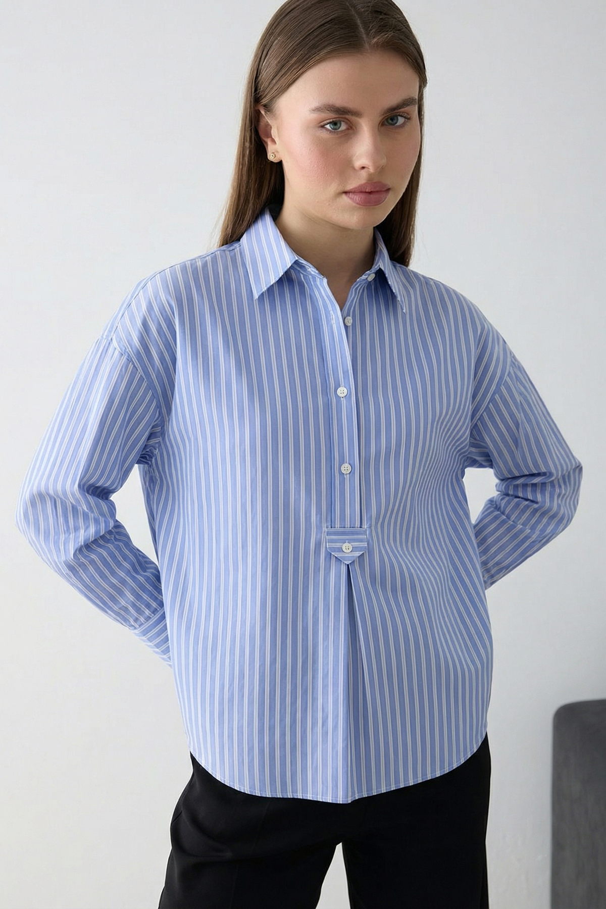 Trendyolmilla Mavi-Bej Çizgili Yarım Düğmeli Oversize Dokuma Bluz TWOSS26BZ00565