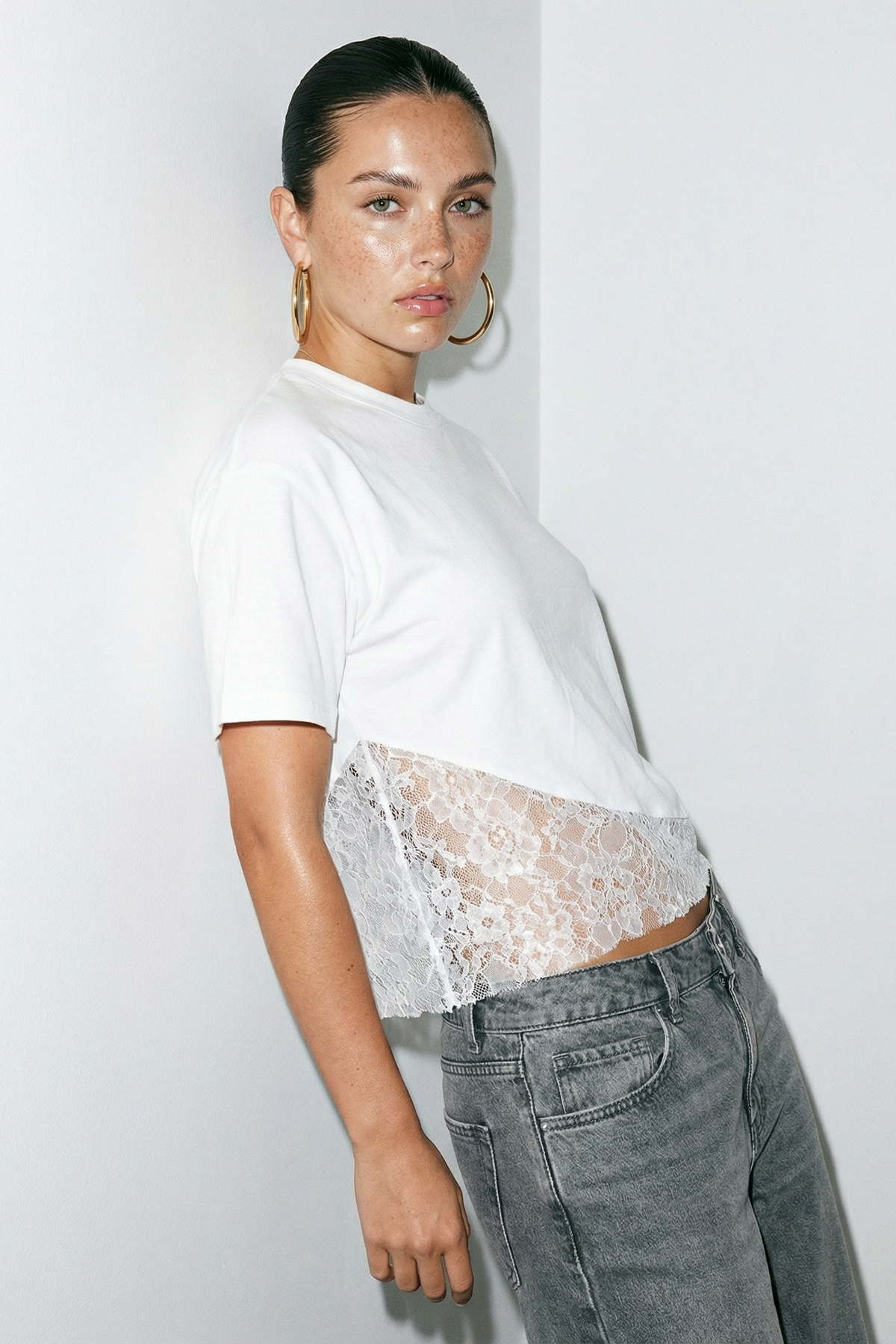 Trendyolmilla  Beyaz Asimetrik Altı Dantel Crop T-shirt TDRSS26TS00016