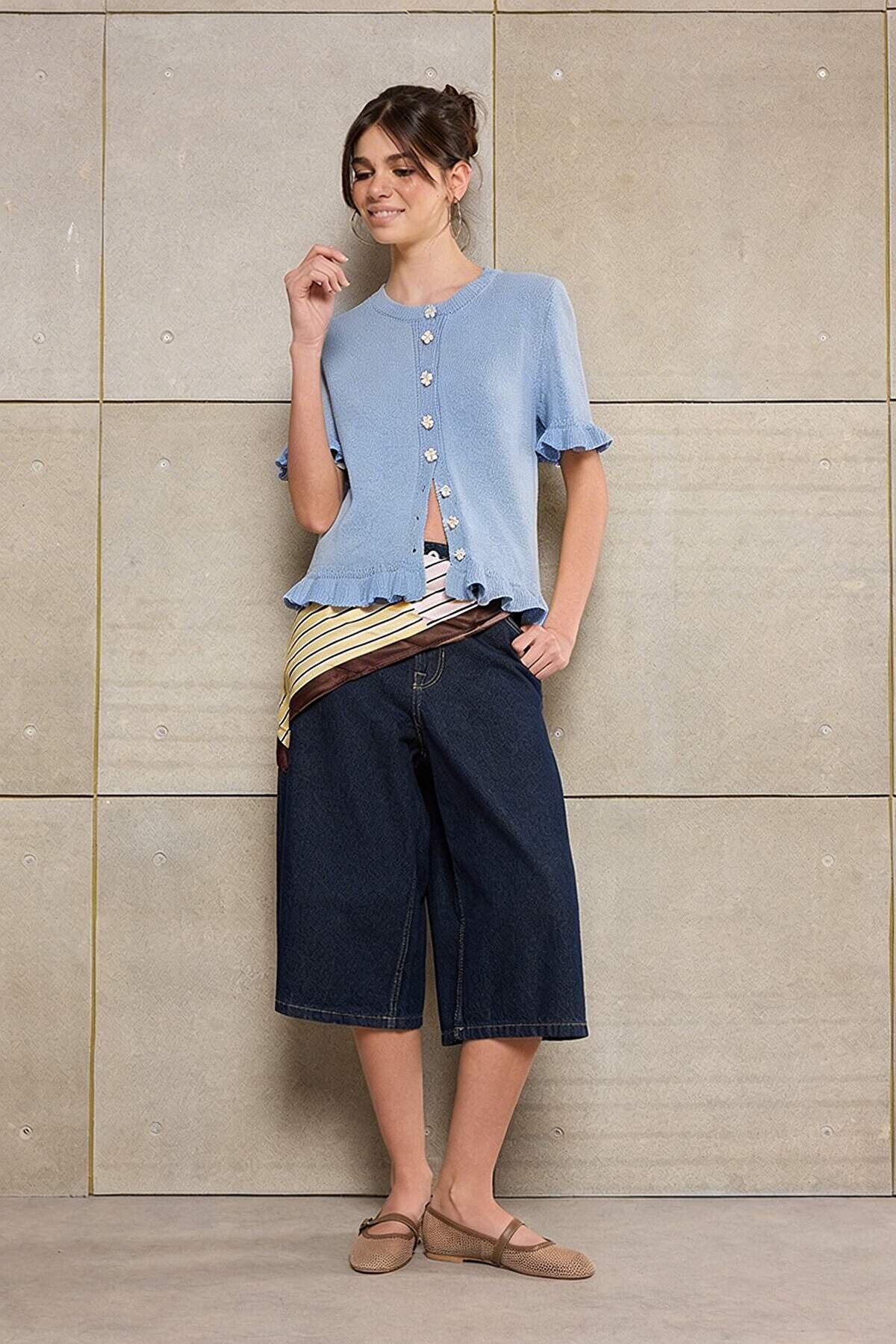 Trendyolmilla  Açık Mavi Teen Açık Mavi Çiçek Düğme Detaylı Bisiklet Yaka Triko Bluz TWOSS26BZ00119 - Görsel 2